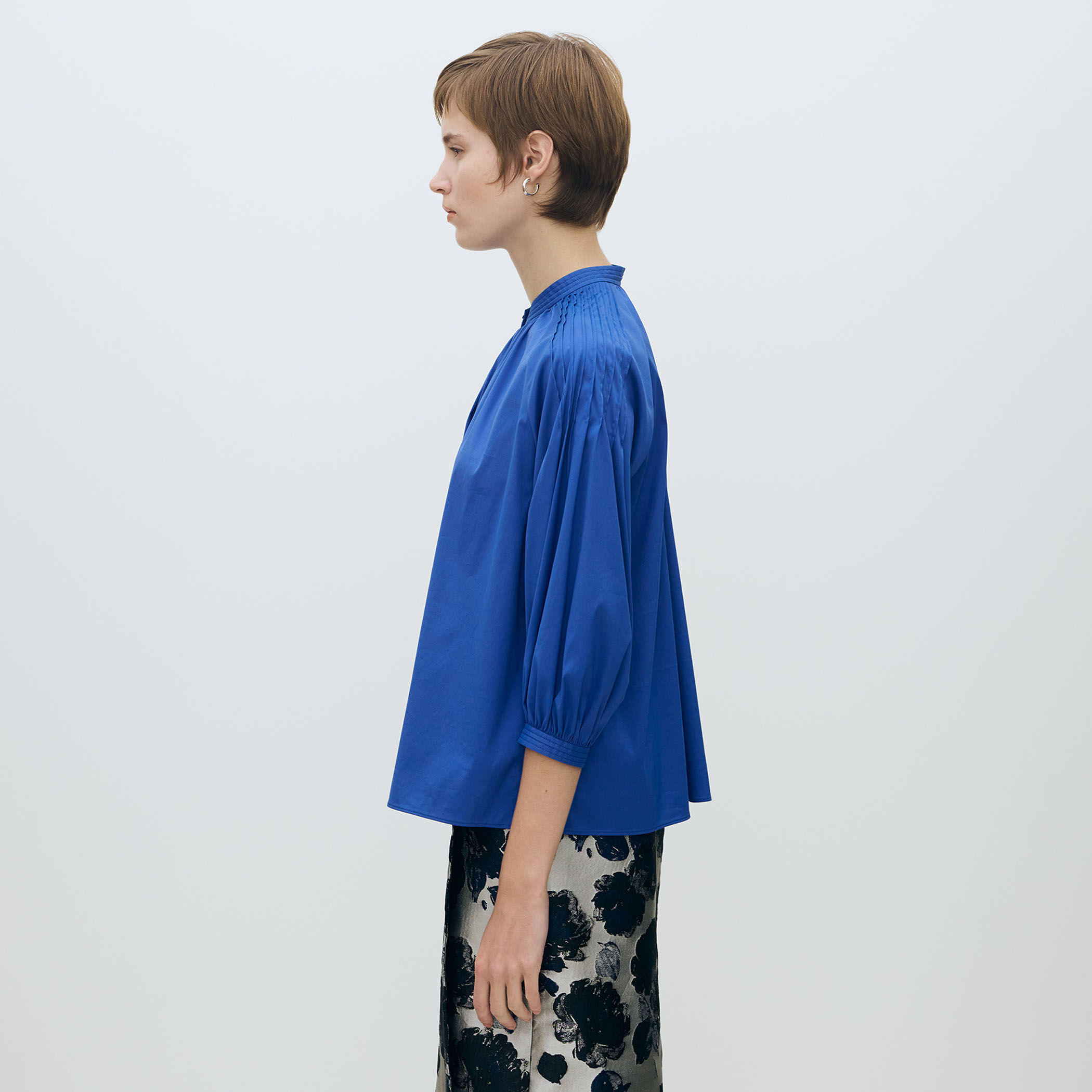 ストレッチブロード ピンタックスリーブブラウス｜トゥモローランド