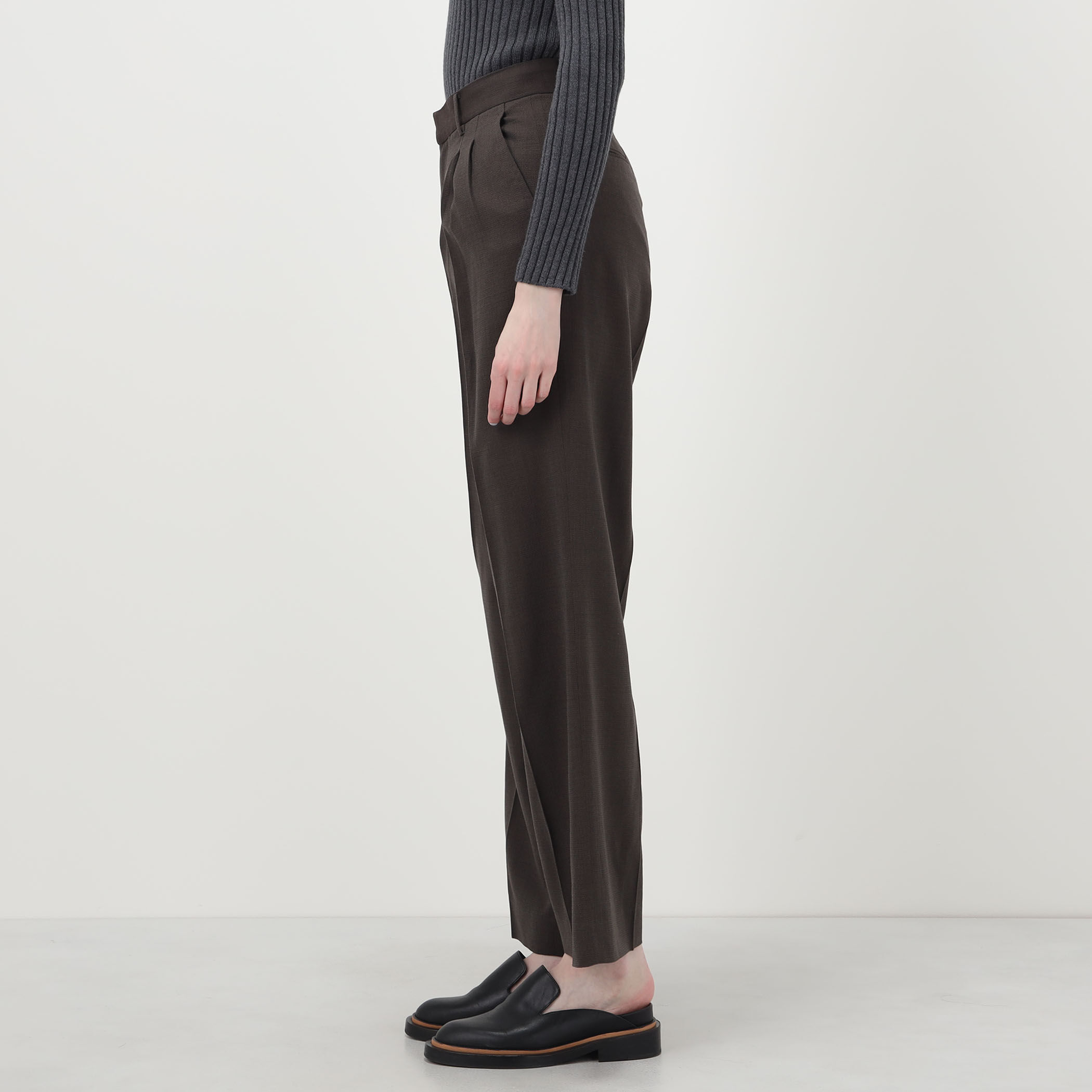 Seya. TRAVEL PANTS タックパンツ｜トゥモローランド 公式サイト