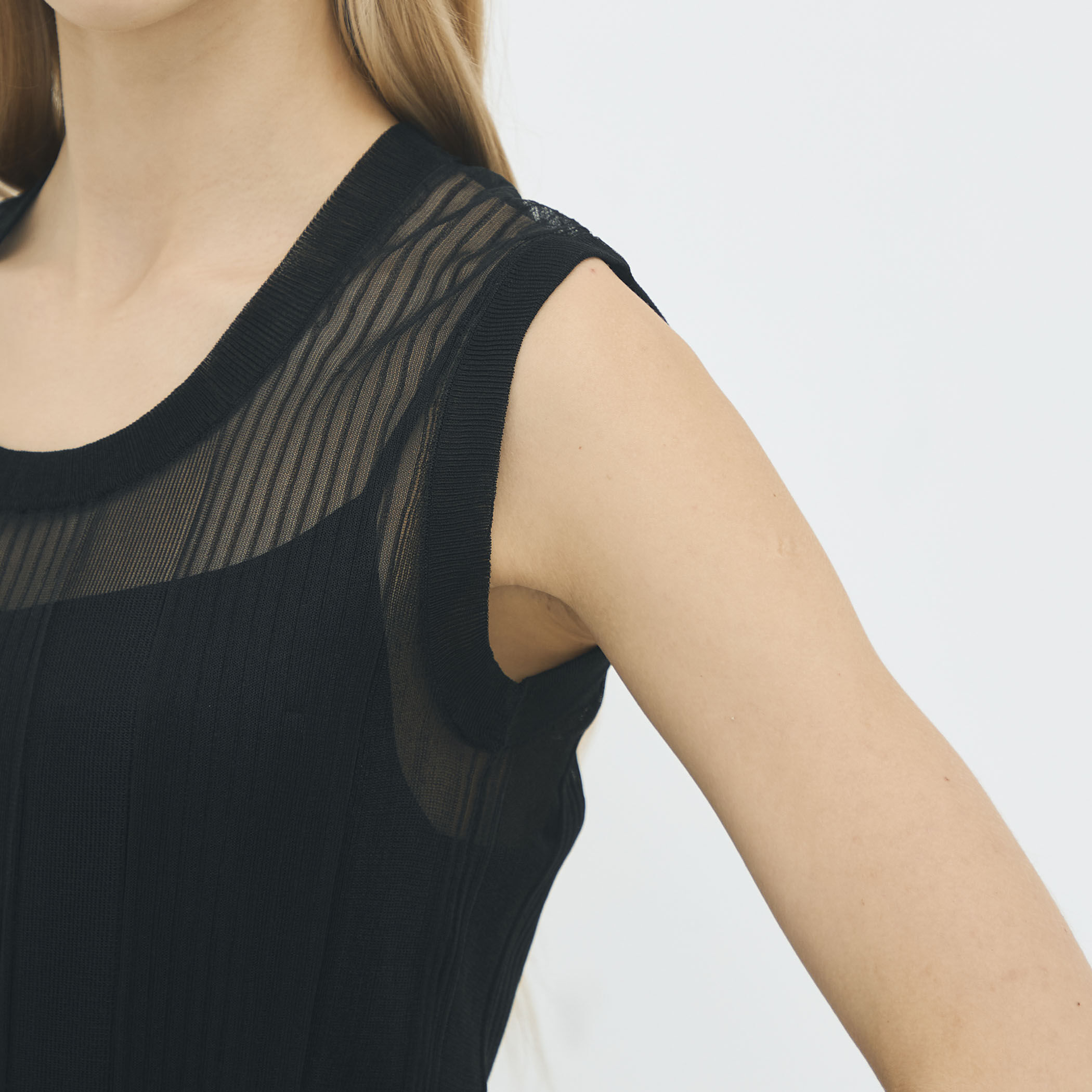 シアーナイロン ランダムリブノースリーブプルオーバー