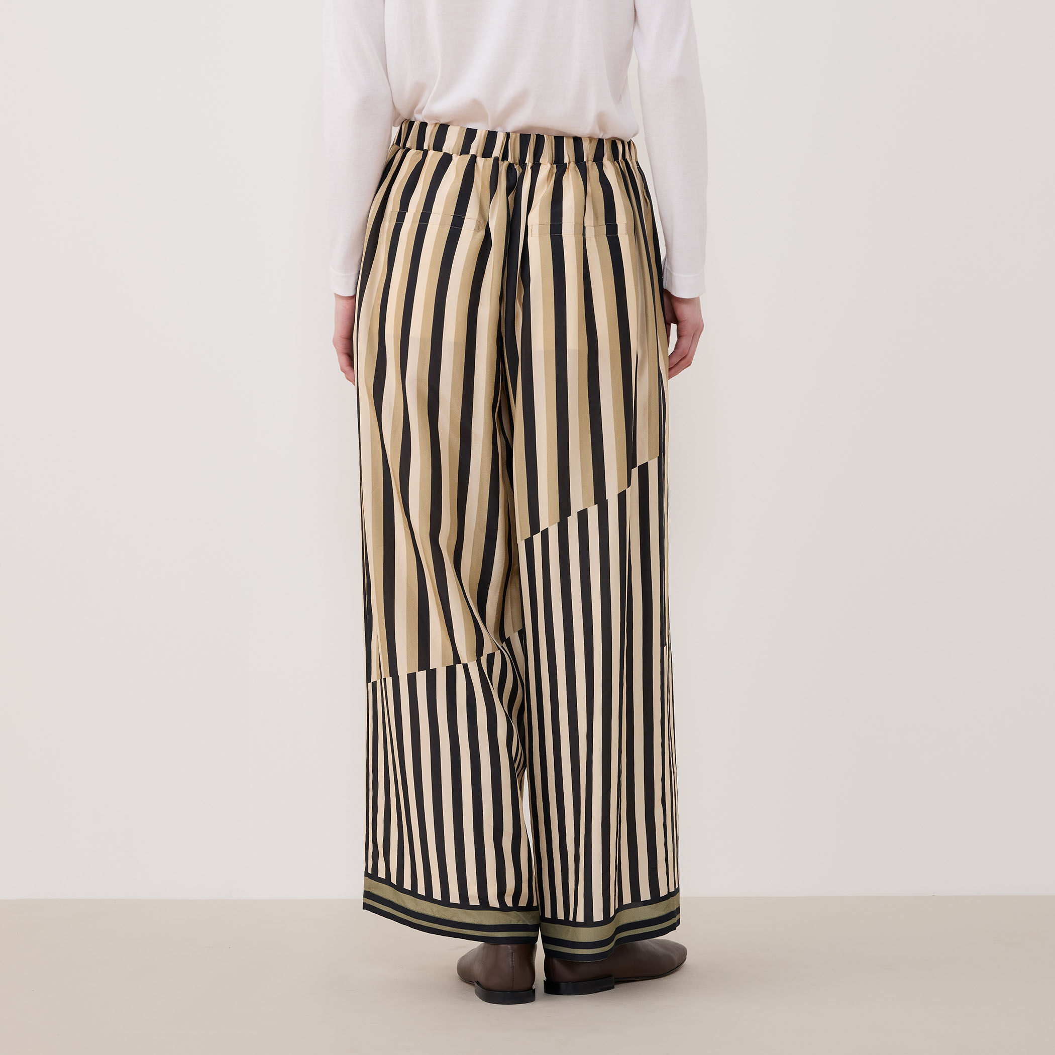 りえページ ウールサキソニー イージーワイドパンツ｜トゥモローランド 公式通販