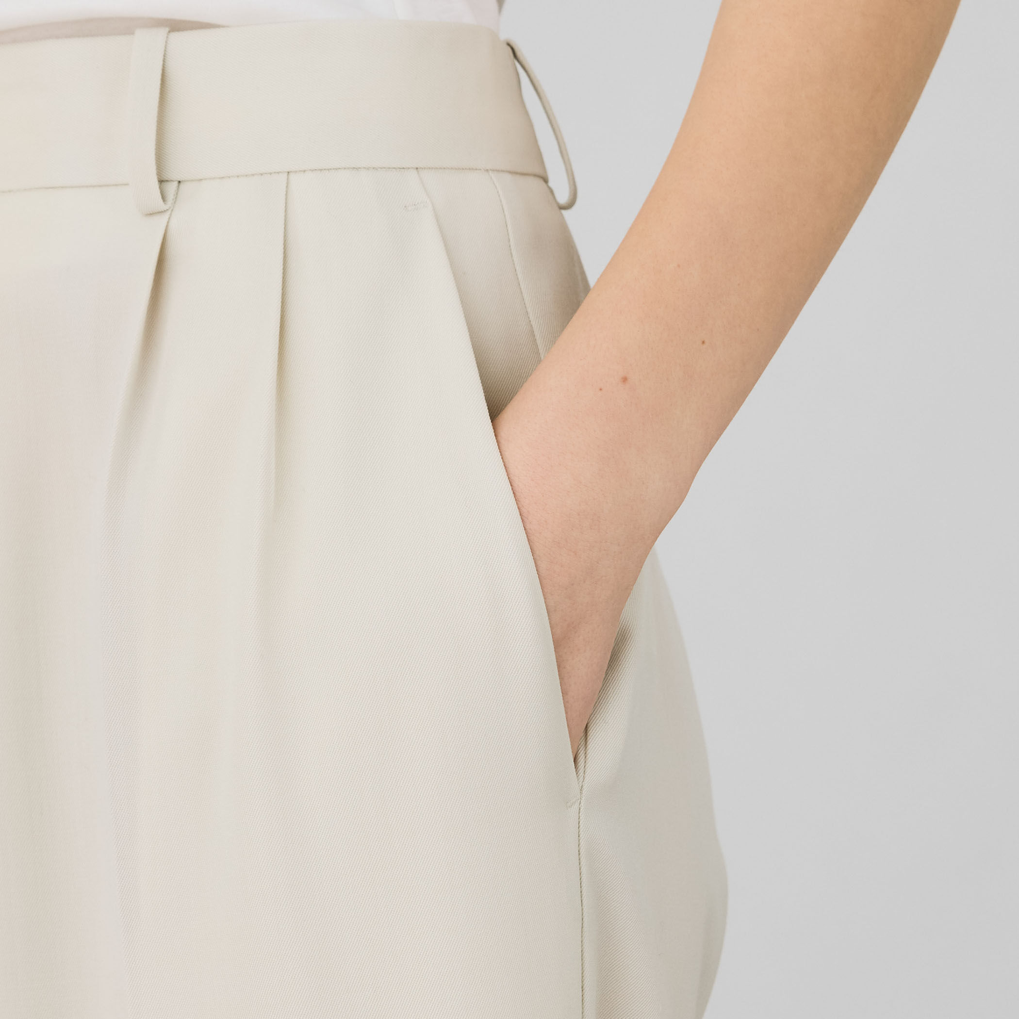 ハイツイストギャバジン タックパンツ｜トゥモローランド 公式通販