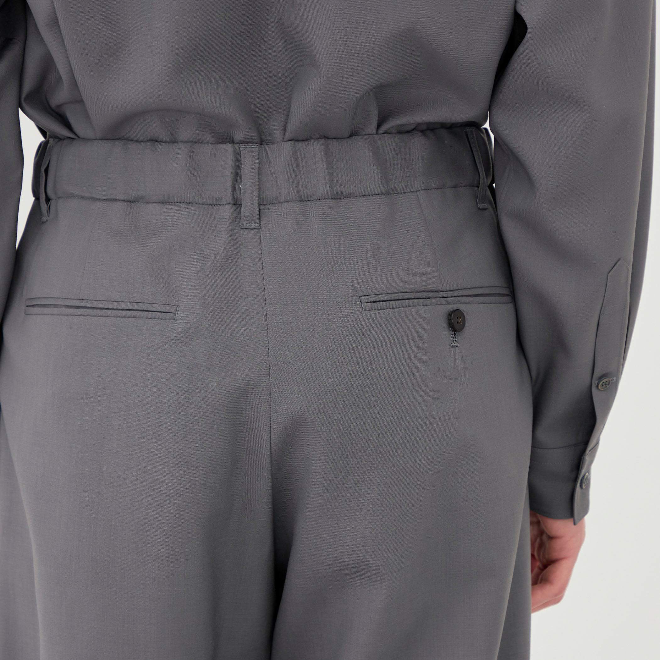 新品！GALERIE VIE MEN タックパンツ チャコールグレー ウォッシャブルトロピカル 2タックパンツ｜トゥモローランド 公式サイト
