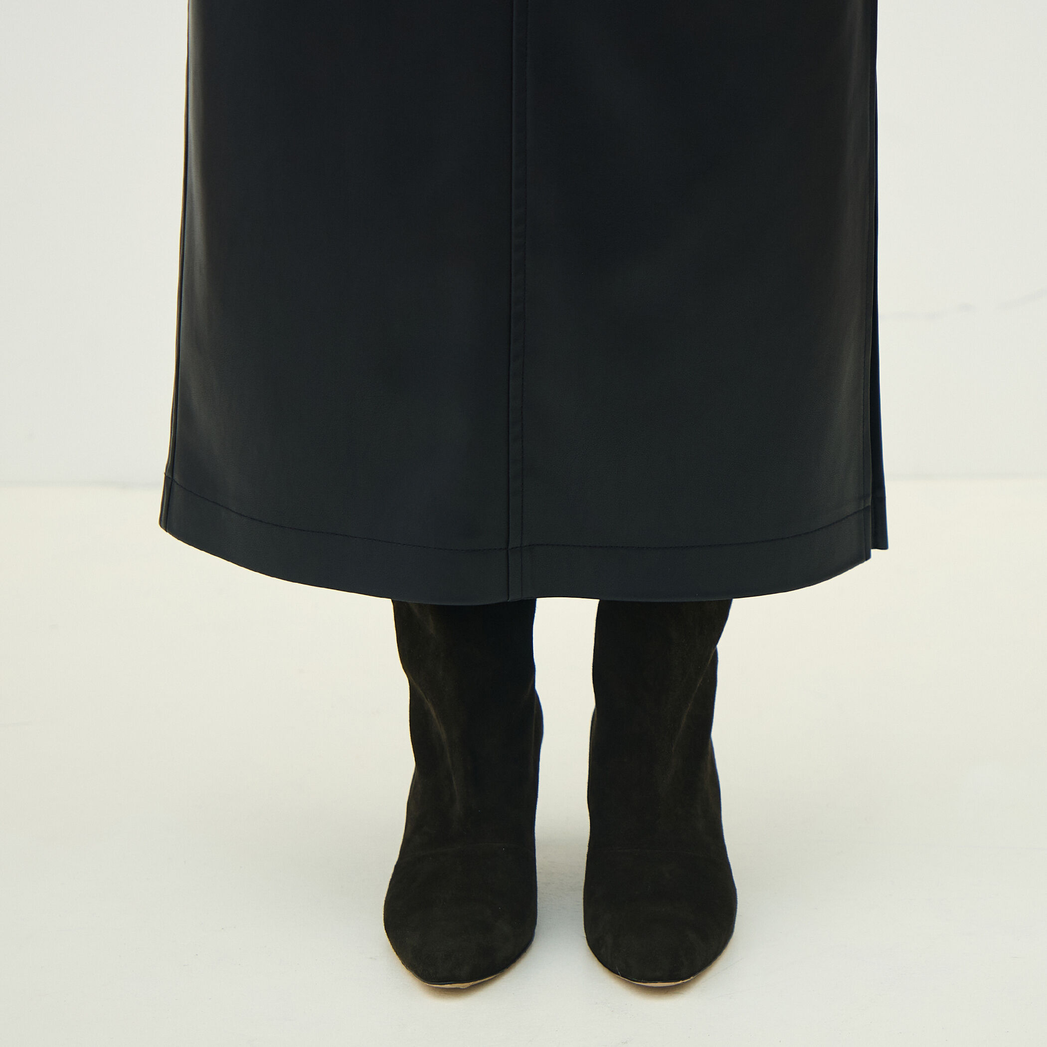 レザーライク Iラインスカート｜トゥモローランド 公式通販