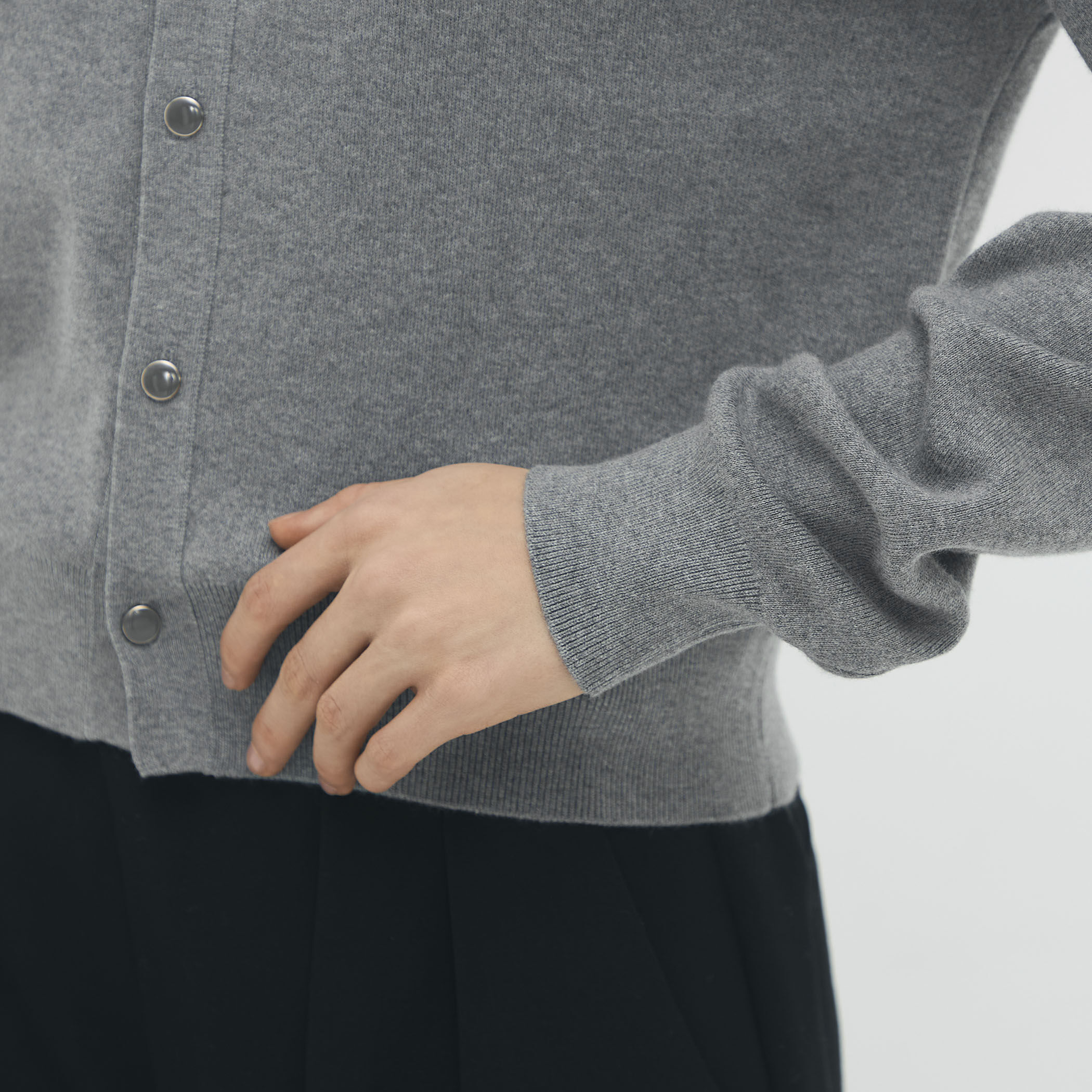 コットンカシミヤ パールロゴポロカーディガン｜トゥモローランド 公式通販