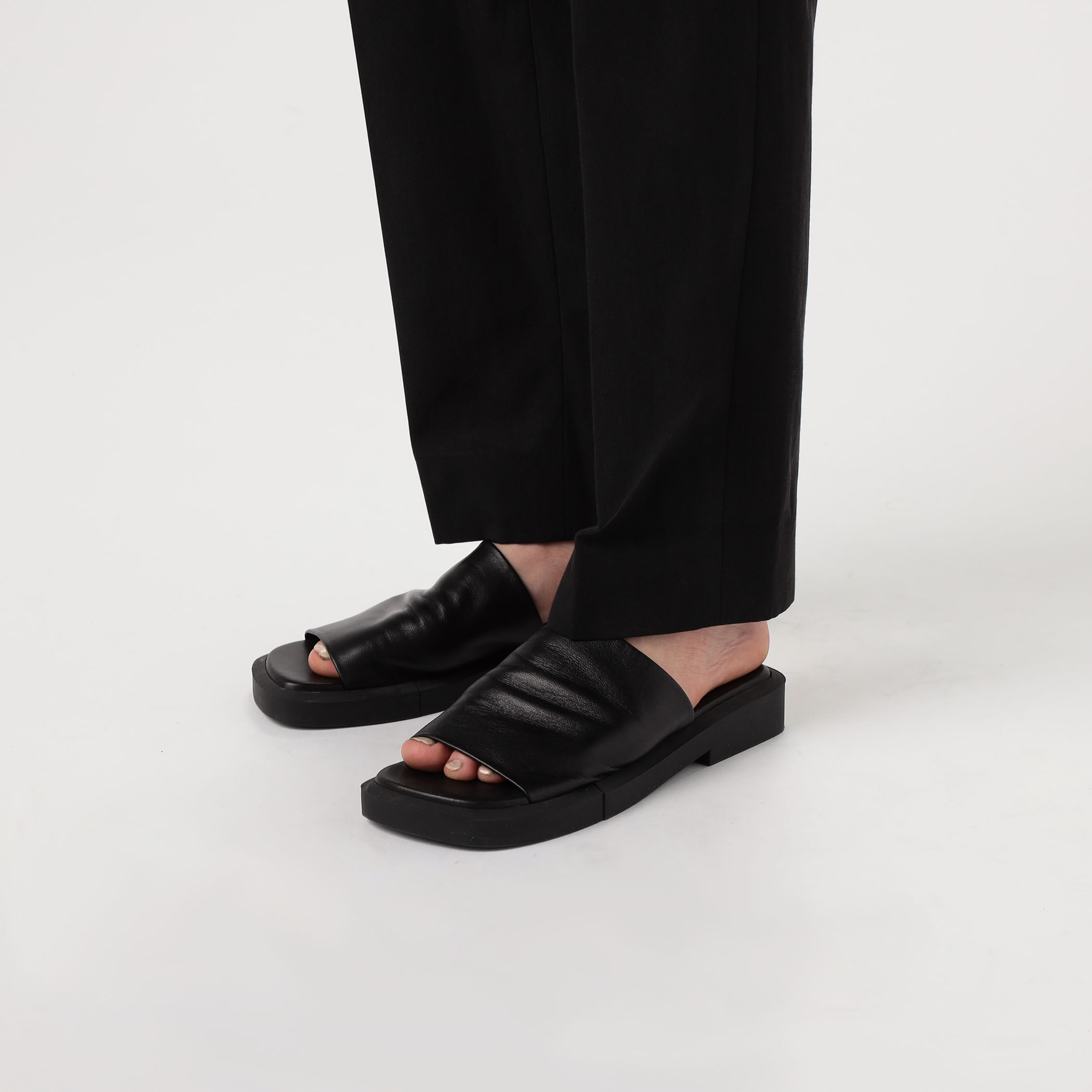 FUMIKA UCHIDA GABARDINE HARNESS SLACKS｜トゥモローランド 公式通販