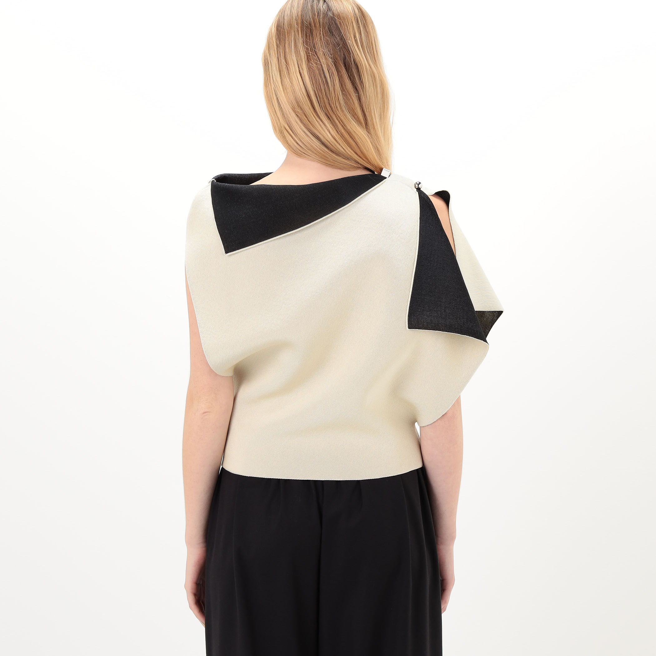 JACQUEMUS LA MAILLE TRAPEZE アシメトリートップ｜トゥモローランド