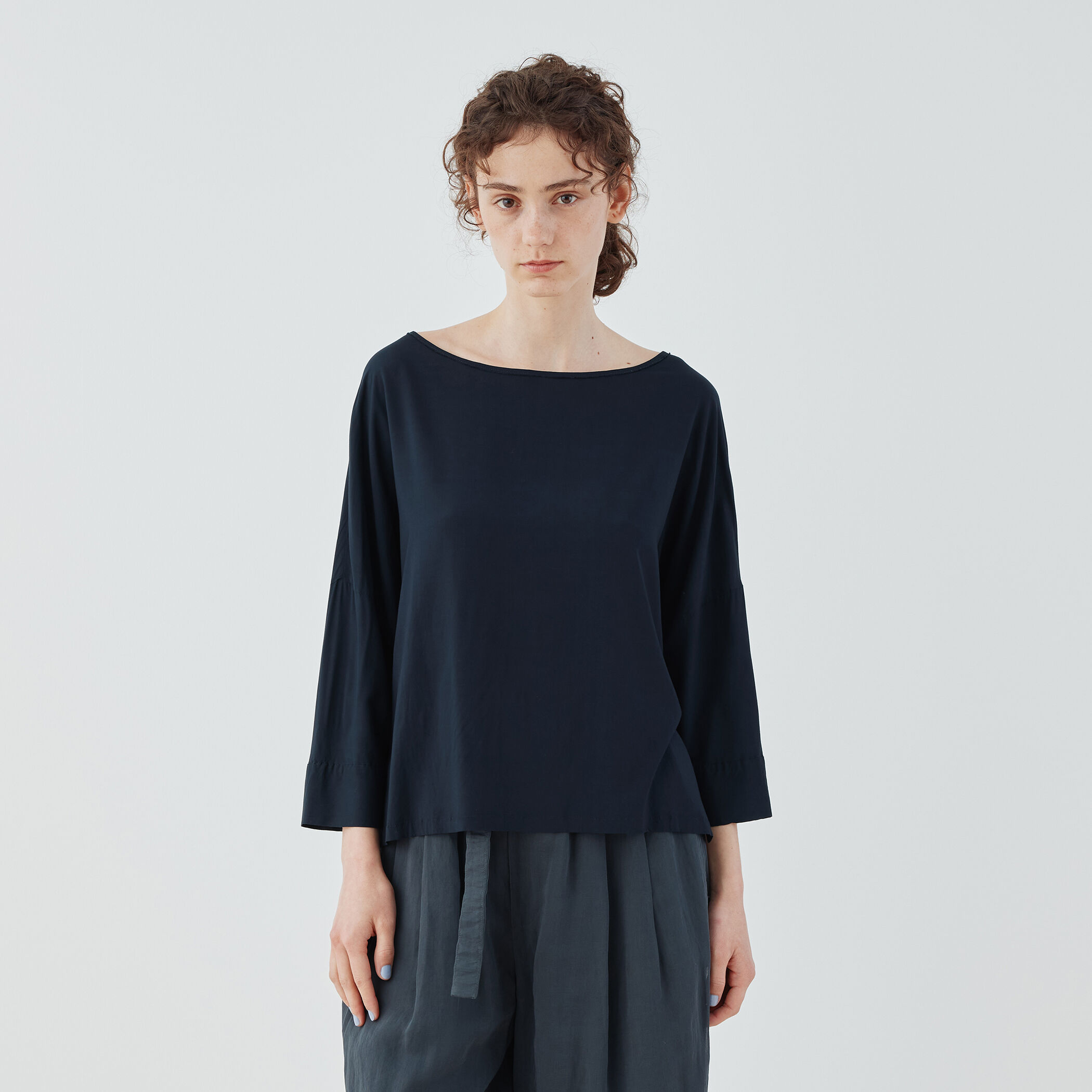 24AW GALERIE VIE ウォッシャブルレーヨンボートネックプルオーバー ウォッシャブルレーヨン ボートネックプルオーバー｜トゥモローランド