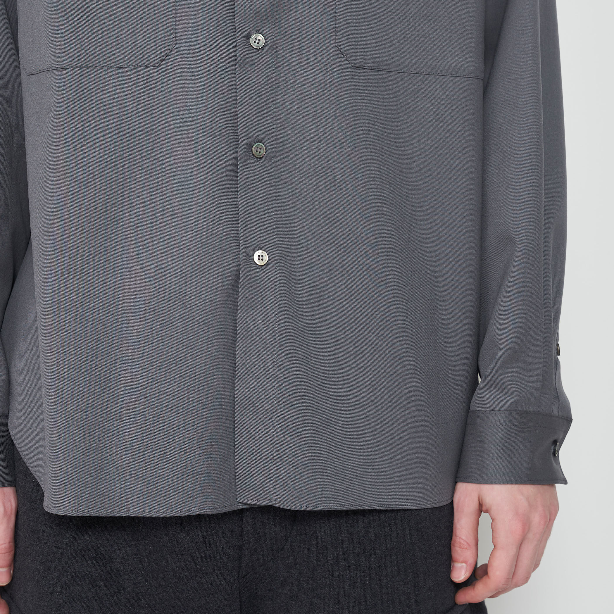 ウォッシャブルギャバジン スタンドカラーシャツ｜トゥモローランド