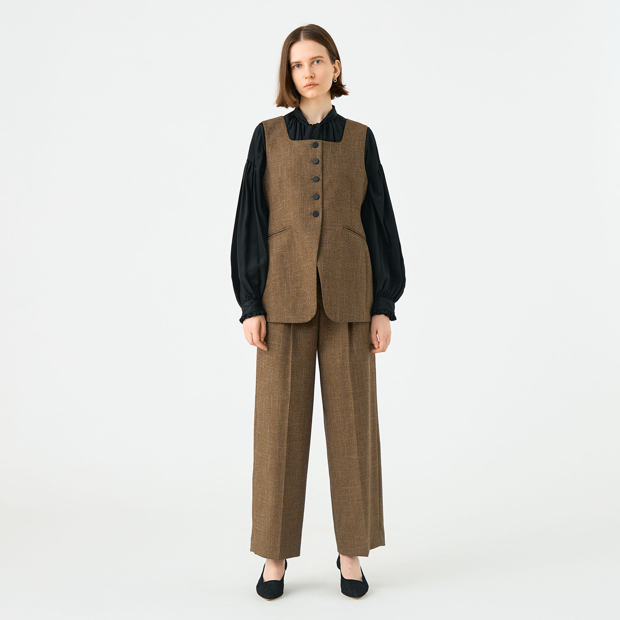 Tiffany スクエアネックジレ｜トゥモローランド 公式通販