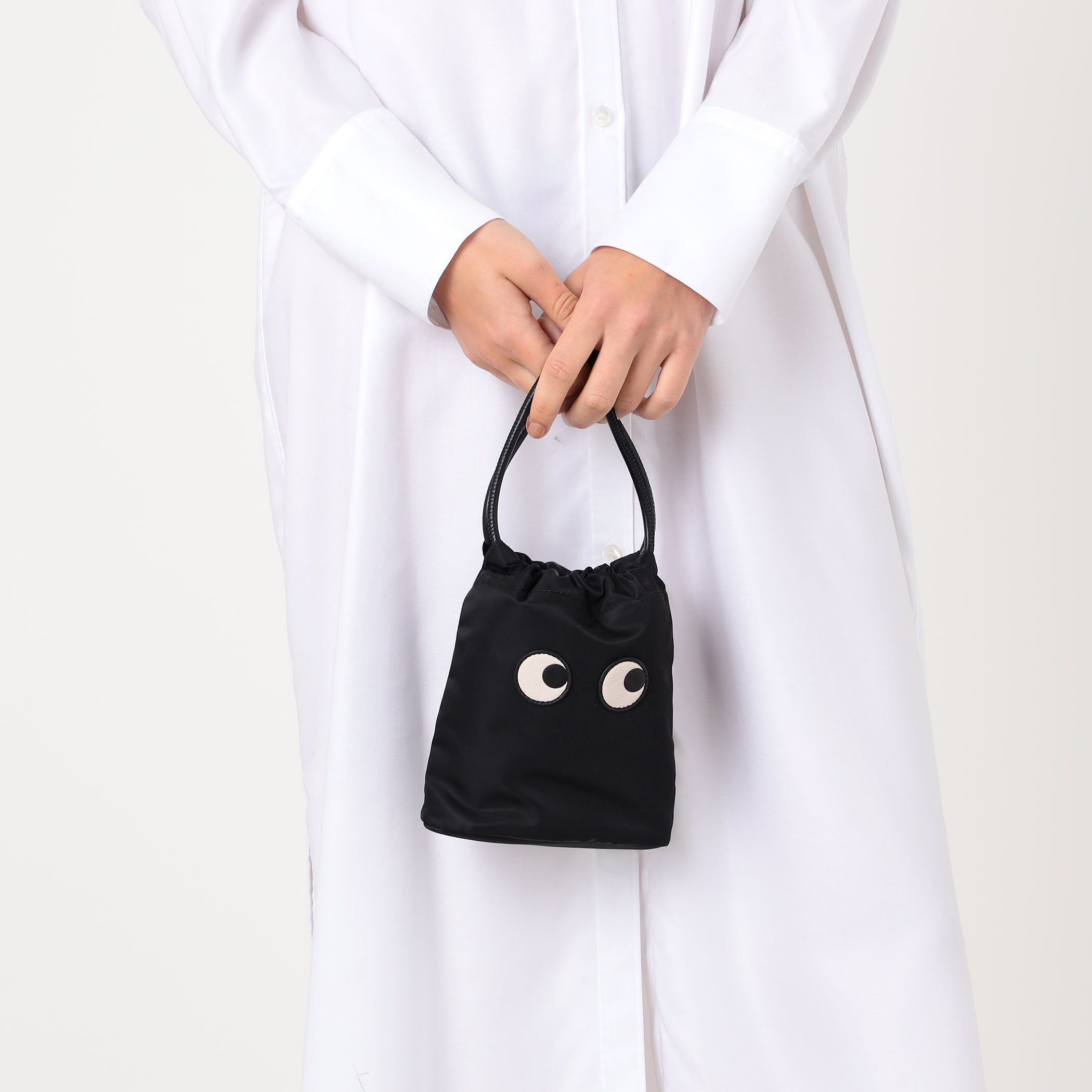 ANYA HINDMARCH Eyes ドローストリングポーチ｜トゥモローランド 公式