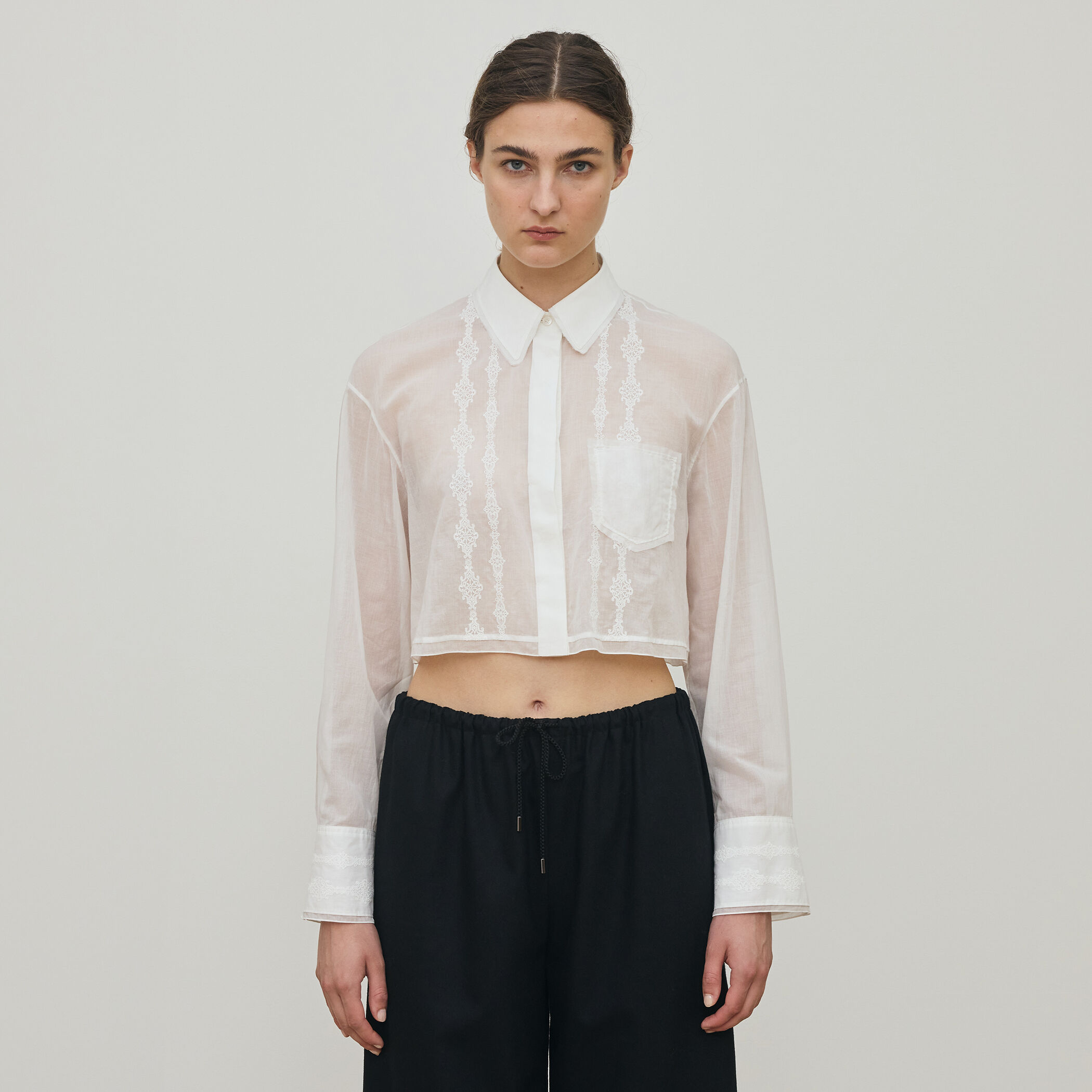 チェーンレースエンブロイダリー クロップドシャツ｜トゥモローランド