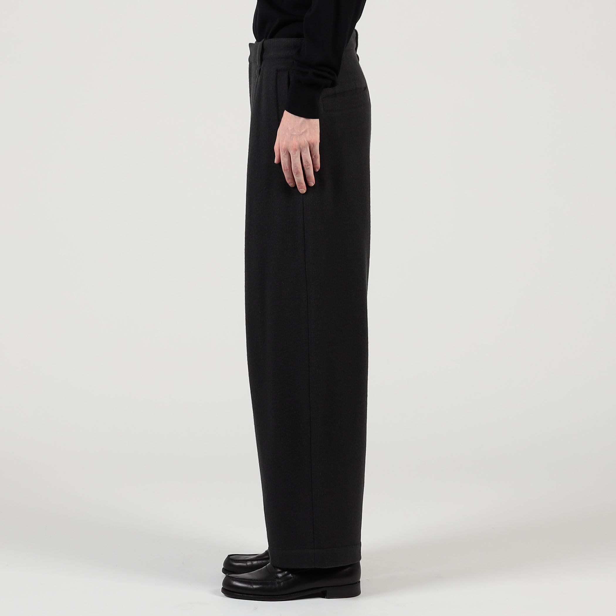 ウールナイロンビーバー 1プリーツカーブパンツ｜トゥモローランド