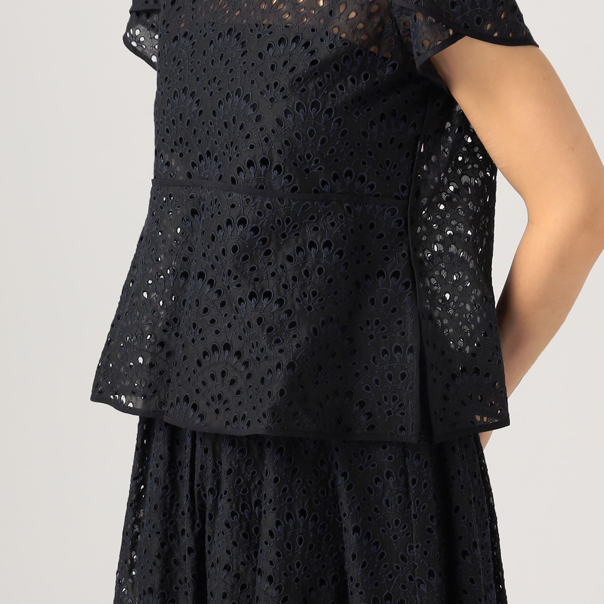 ピーコックエンブロイダリー ペタルスリーブブラウス