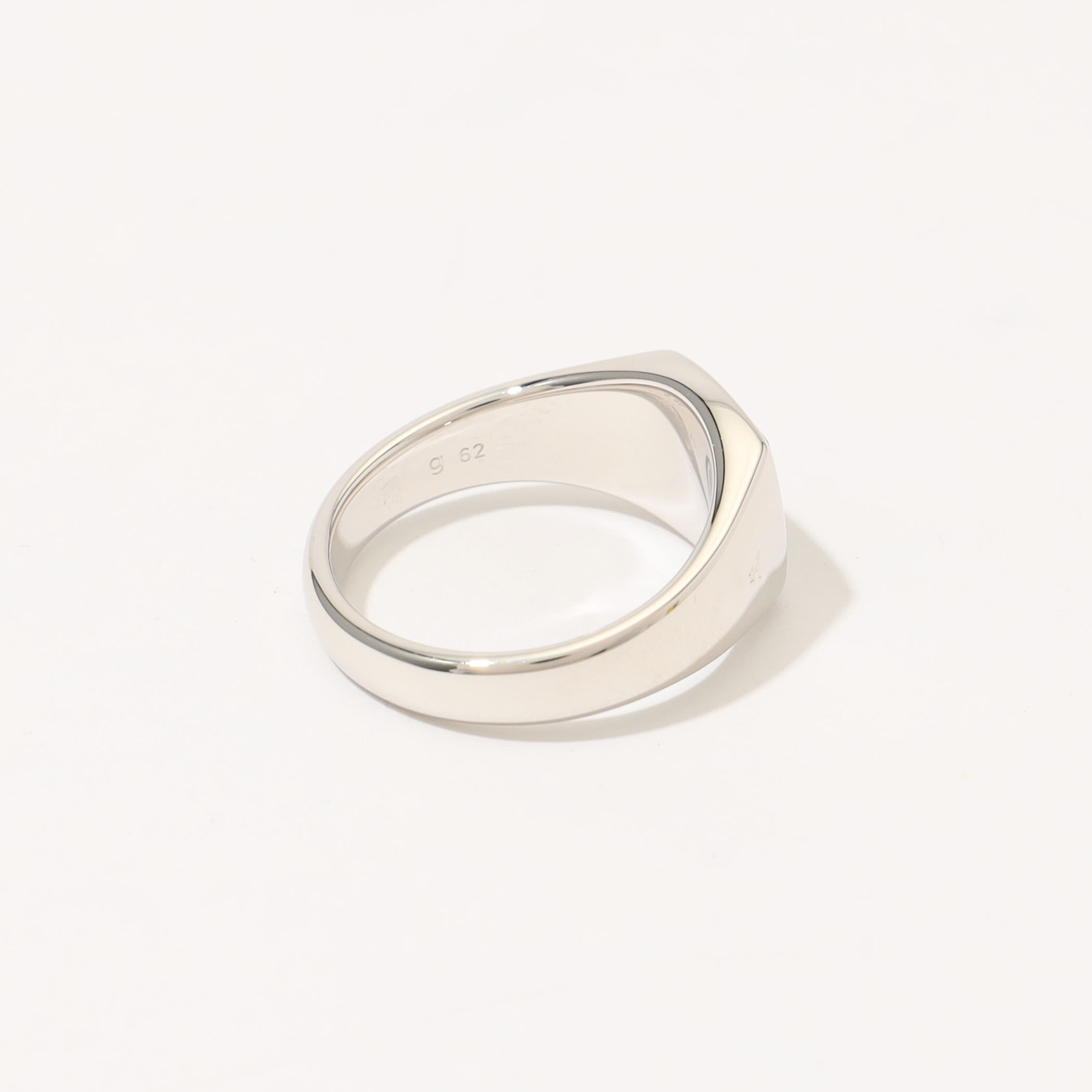 TOM WOOD Kay Ring Polished Onyx｜トゥモローランド 公式サイト
