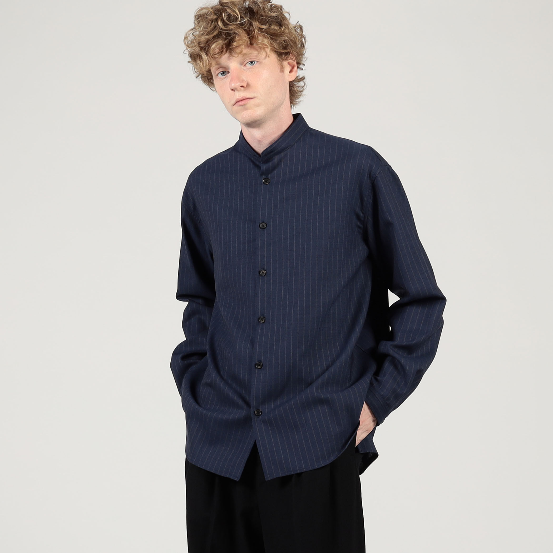 別注】The CLASIK MINIMAL COLLARLESS SHIRT｜トゥモローランド 公式サイト