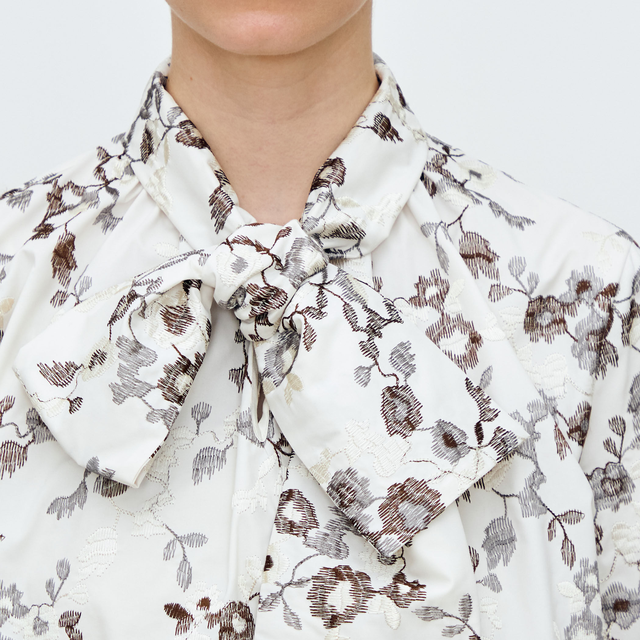 タフタフラワーエンブロイダリー ボリュームボウタイブラウス