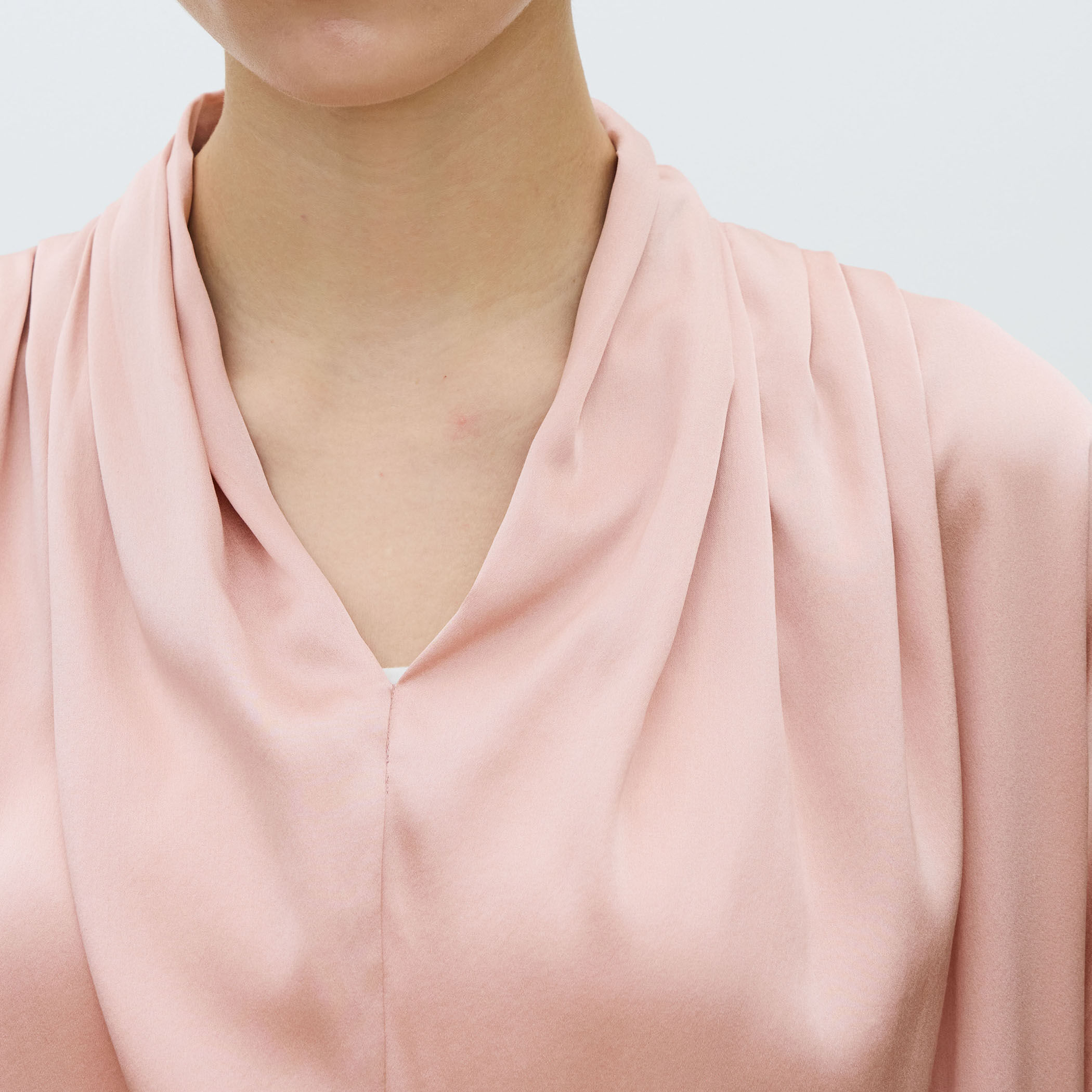 ウォッシャブルサテン ドレープブラウス｜トゥモローランド 公式通販