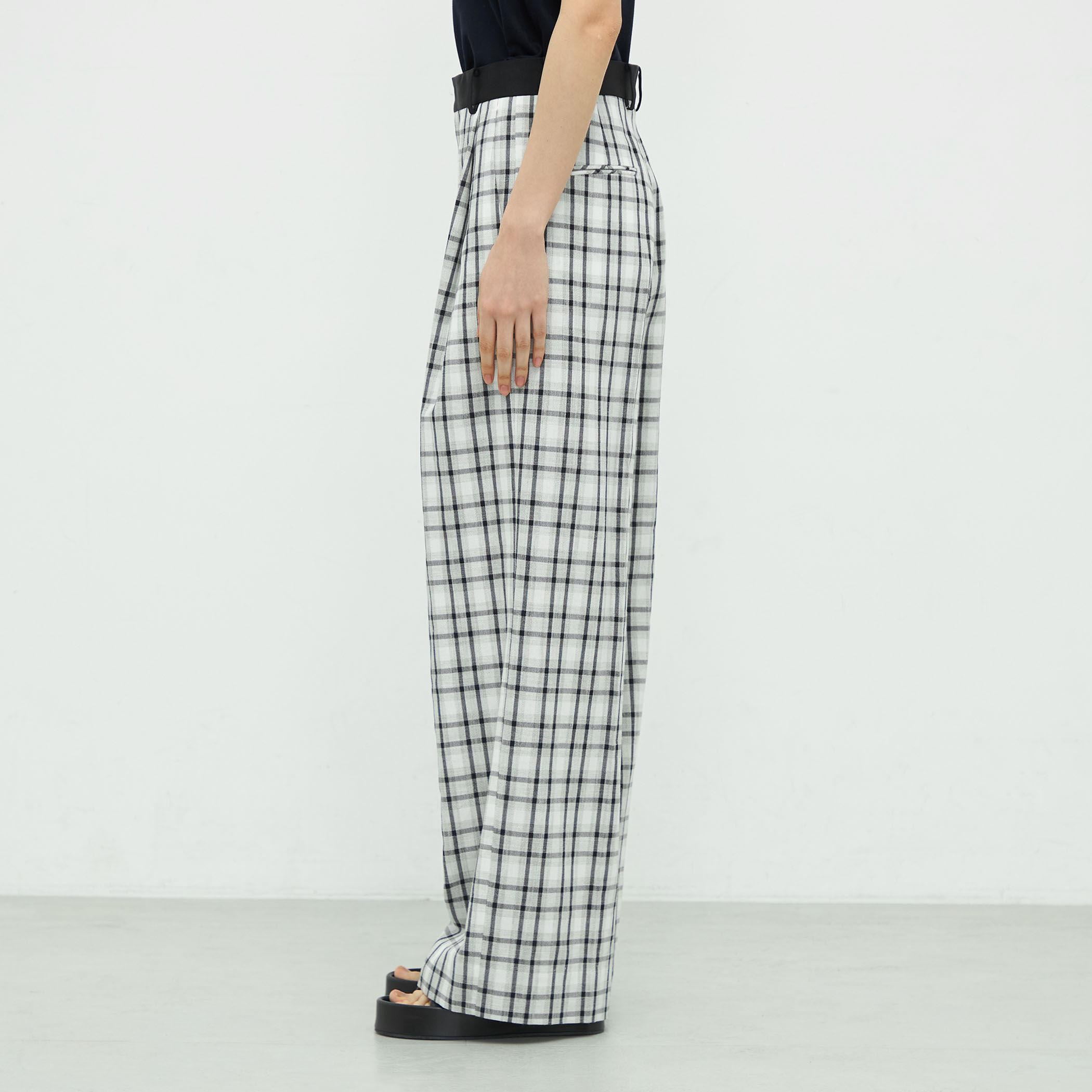 モノトーンチェック 1タックワイドパンツ｜トゥモローランド 公式通販