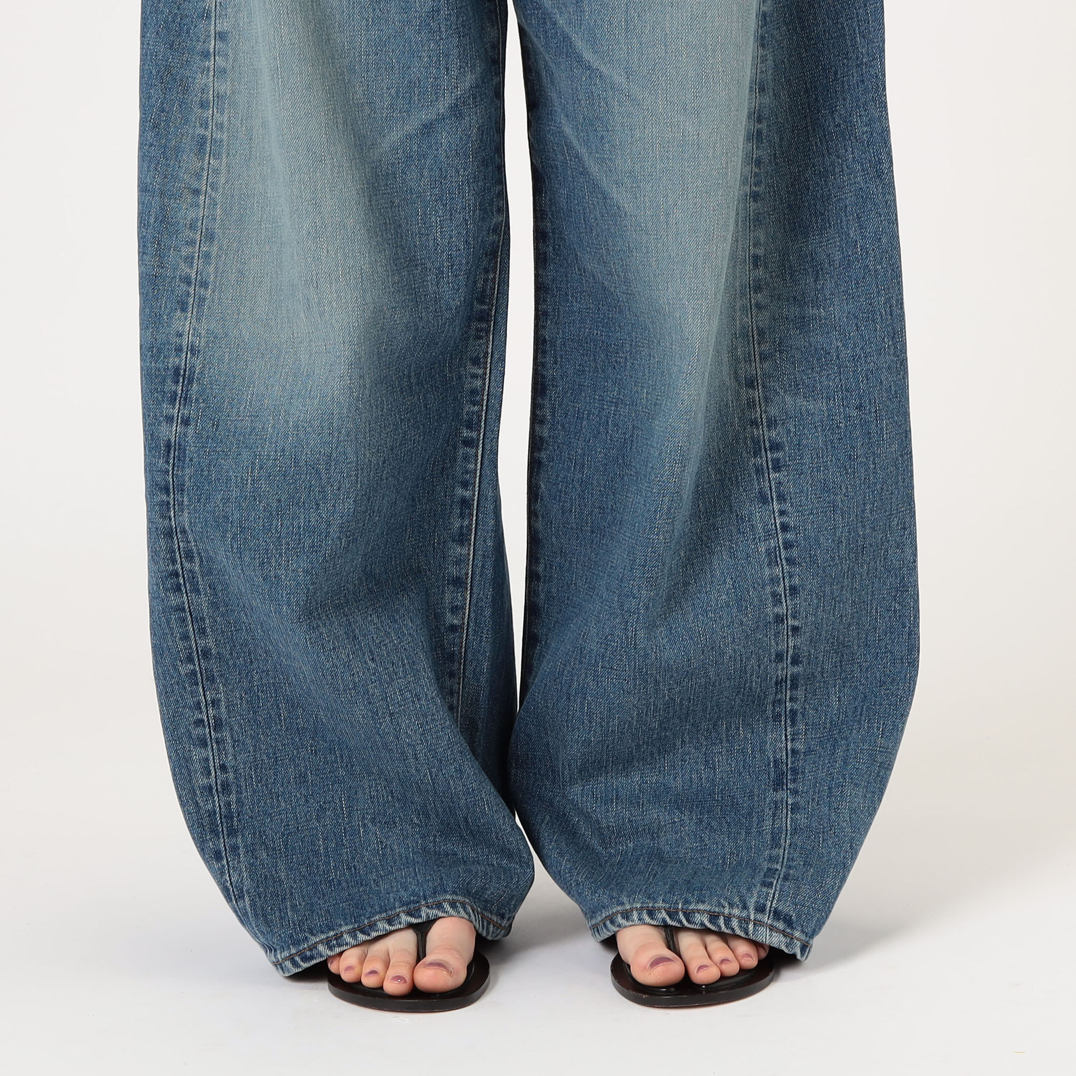 HYKE BARREL LEG JEANS|トゥモローランド 公式通販 HYKE BARREL LEG JEANS|トゥモローランド 公式通販