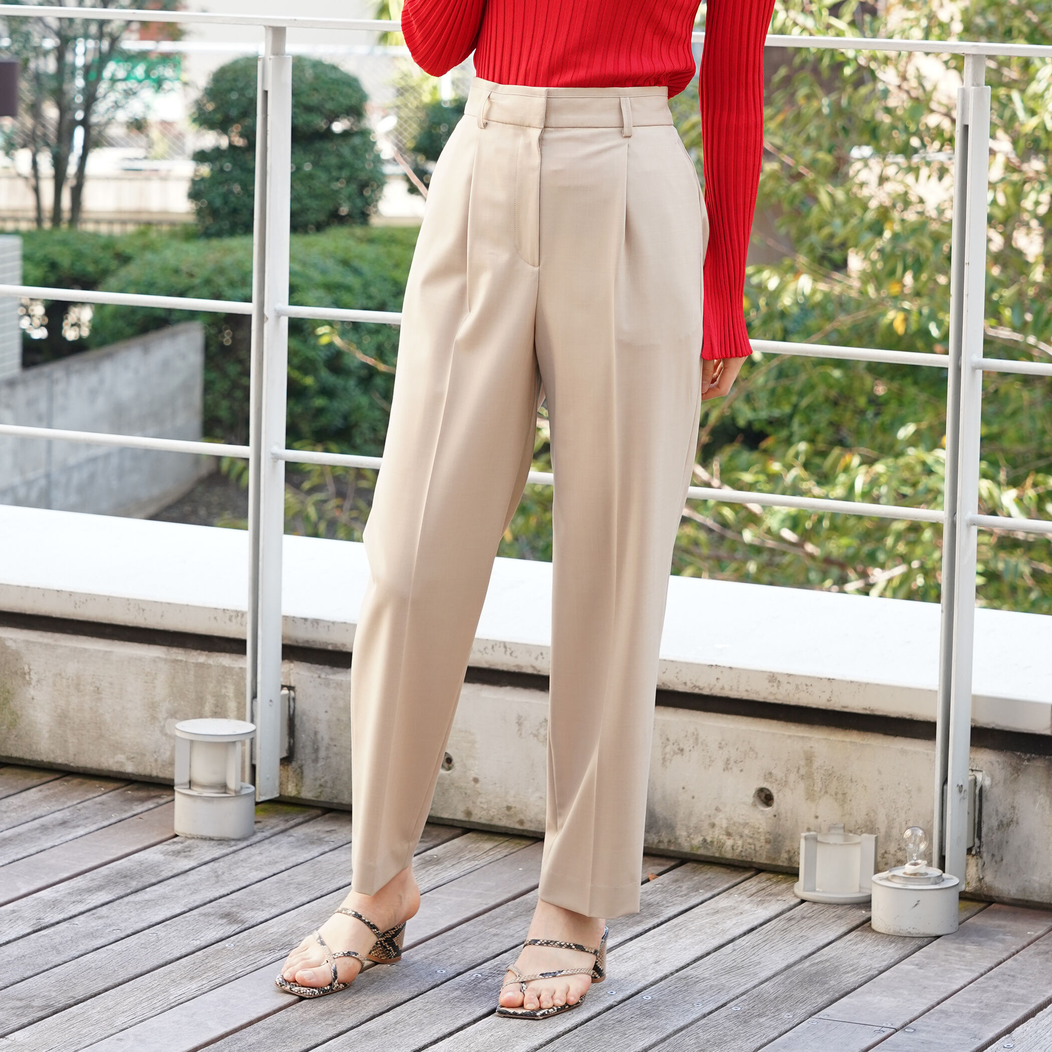 クリアストレッチトロピカル フロントタックパンツ｜トゥモローランド