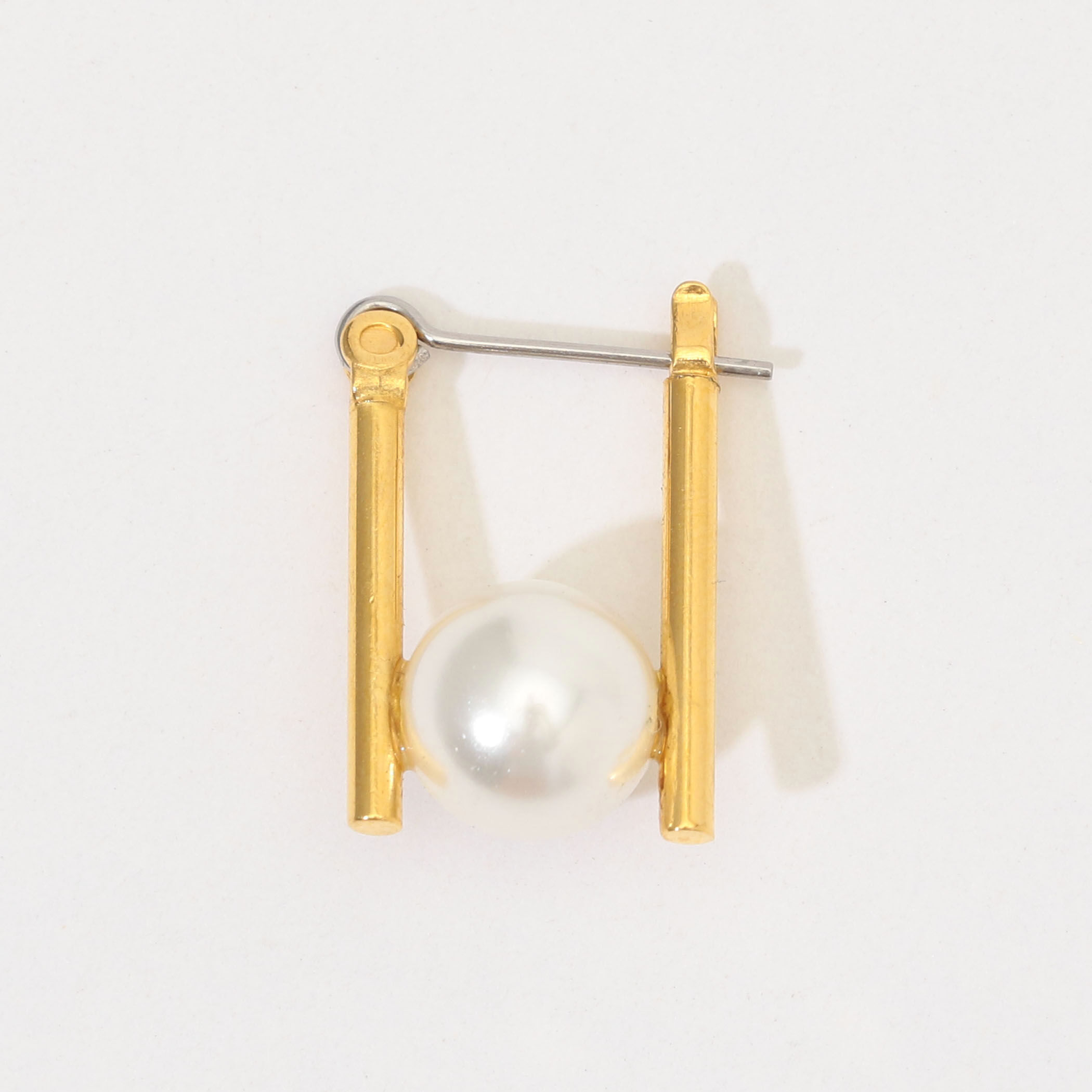 【別注】januka×TOMORROWLAND シェルパールピアス 別注】januka×TOMORROWLAND シェルパールピアス