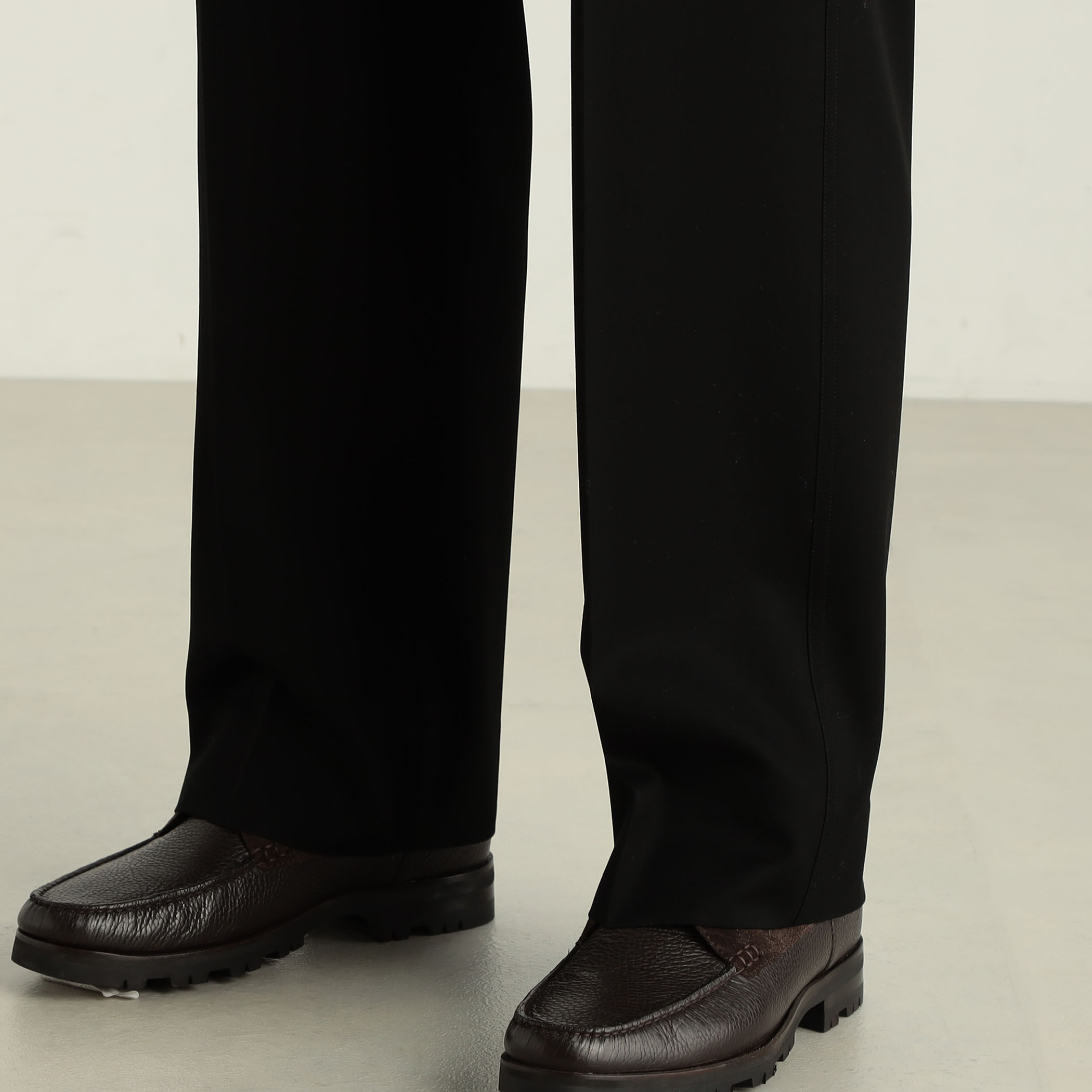 ウールギャバ ストレートスラックス｜トゥモローランド 公式通販