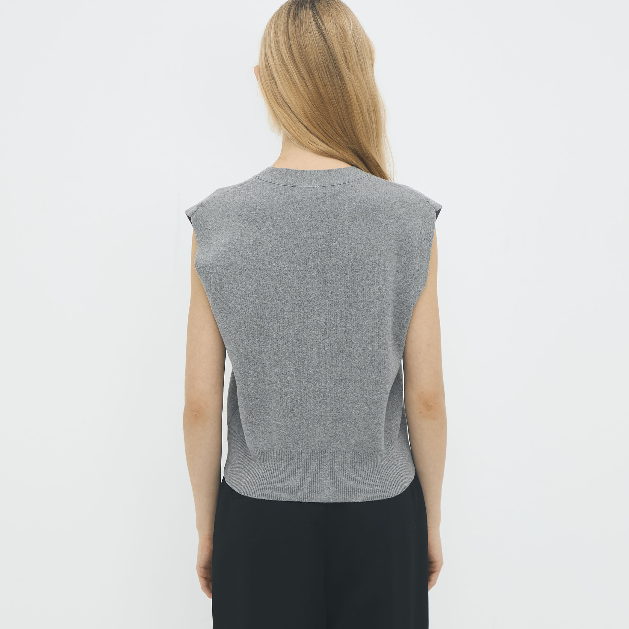 コットンカシミヤ Vネックドロップショルダーベスト｜トゥモローランド