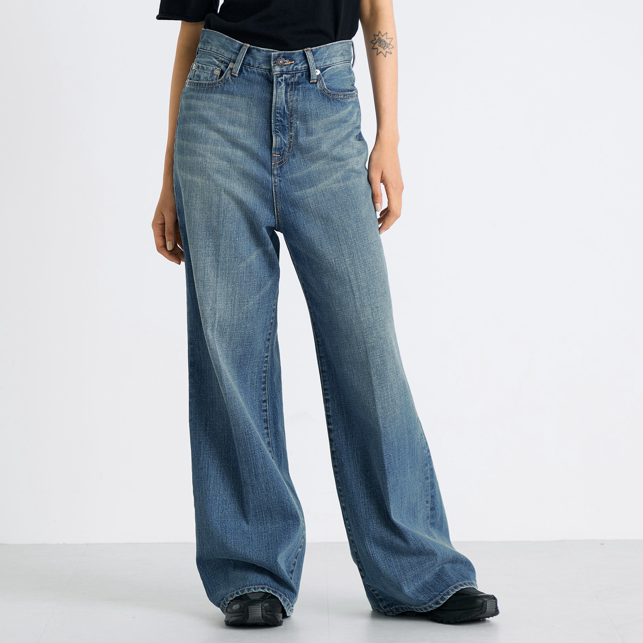 エッセンシャルデニム フレアパンツ｜トゥモローランド 公式通販