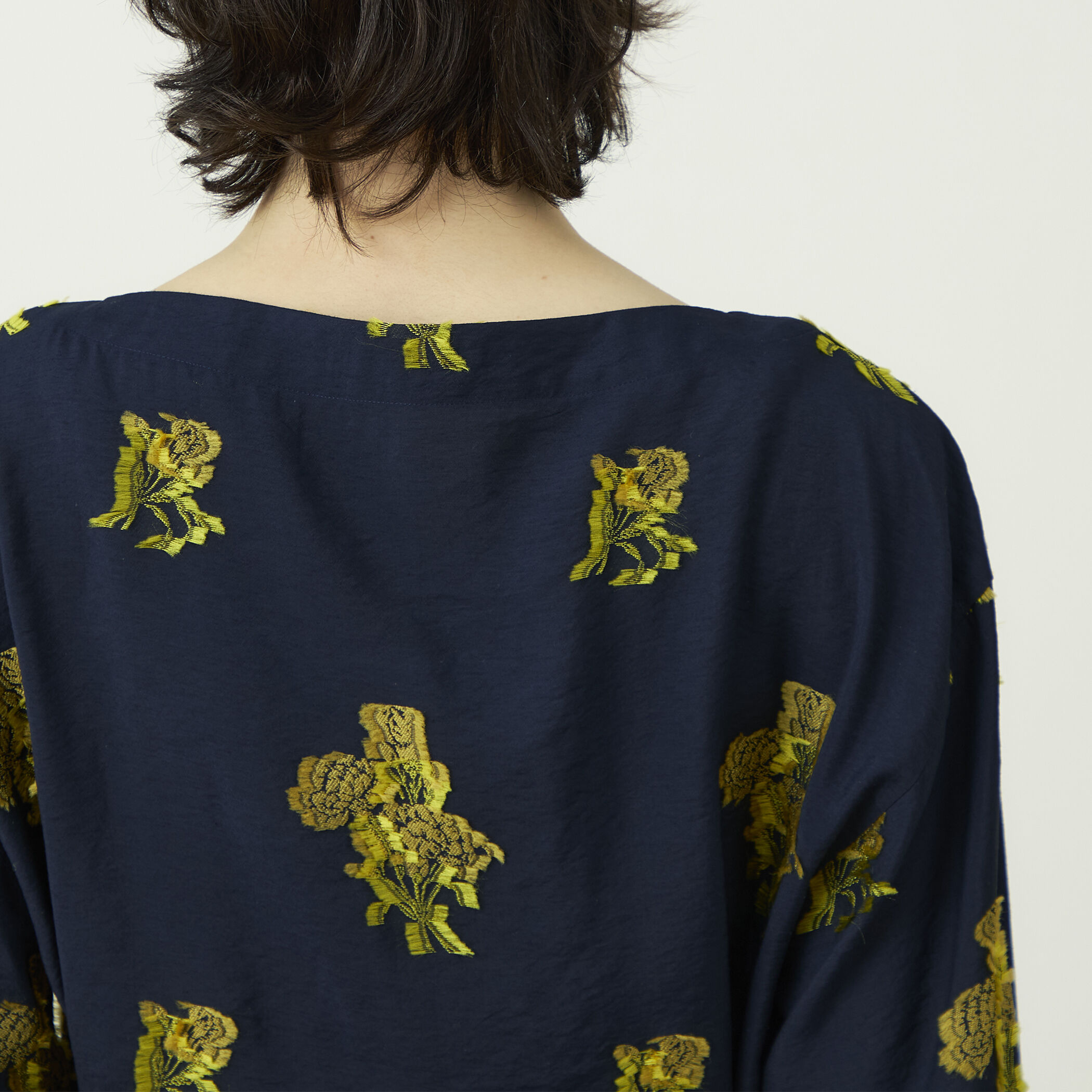 カットジャカード ボートネックブラウス｜トゥモローランド 公式通販