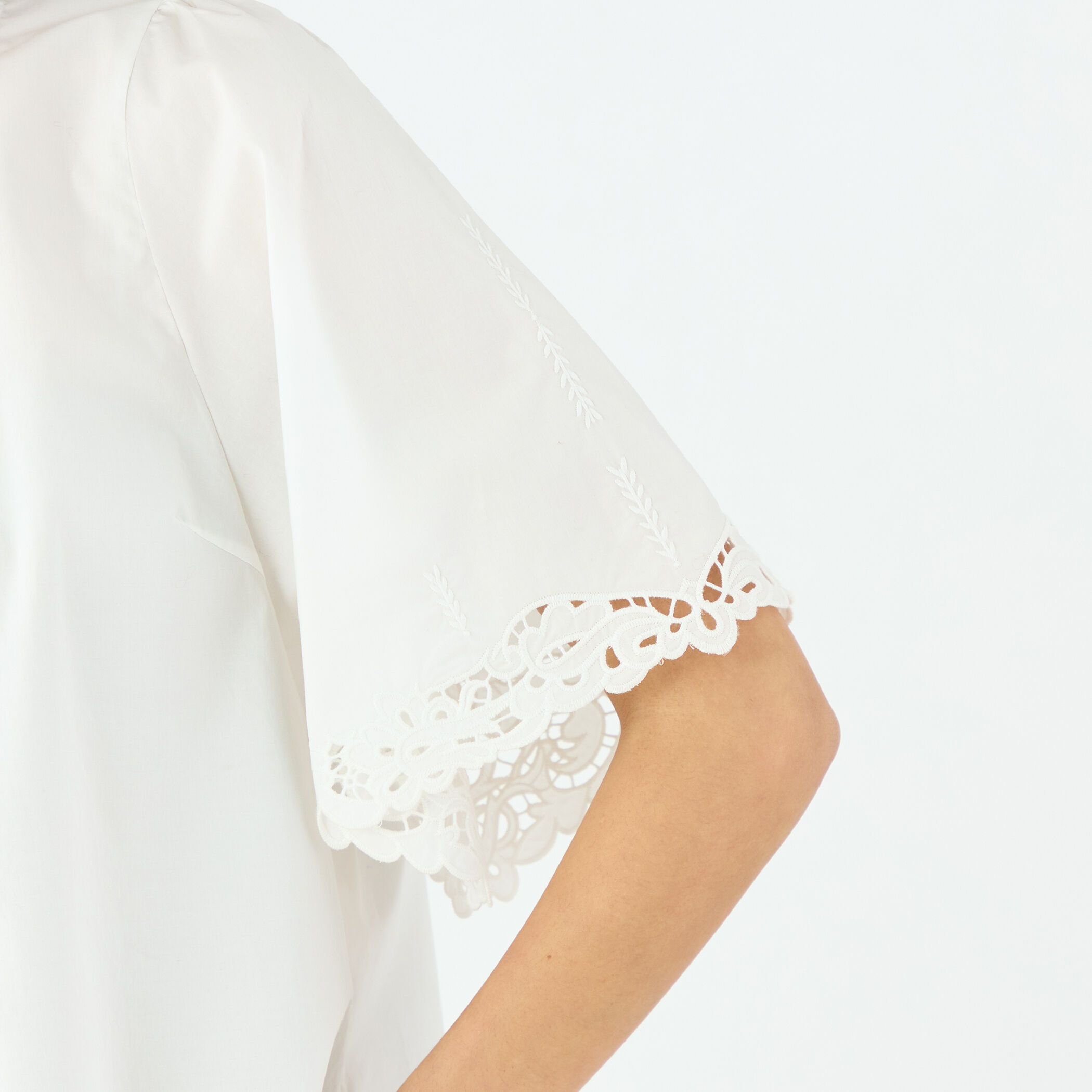 エンブロイダリーレース ワイドプルオーバーブラウス