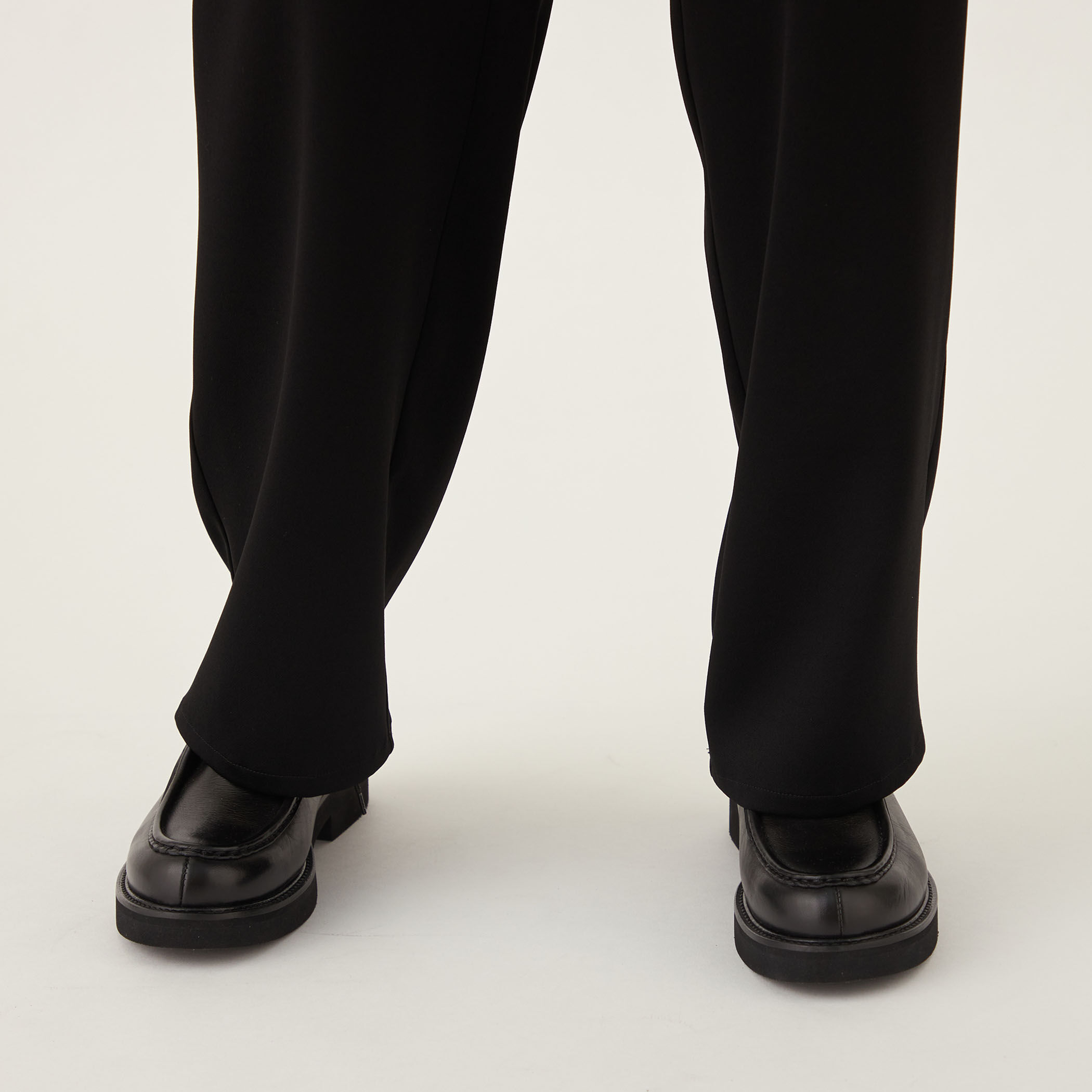 □バックサテンアムンゼンイージーストレートパンツ｜トゥモローランド