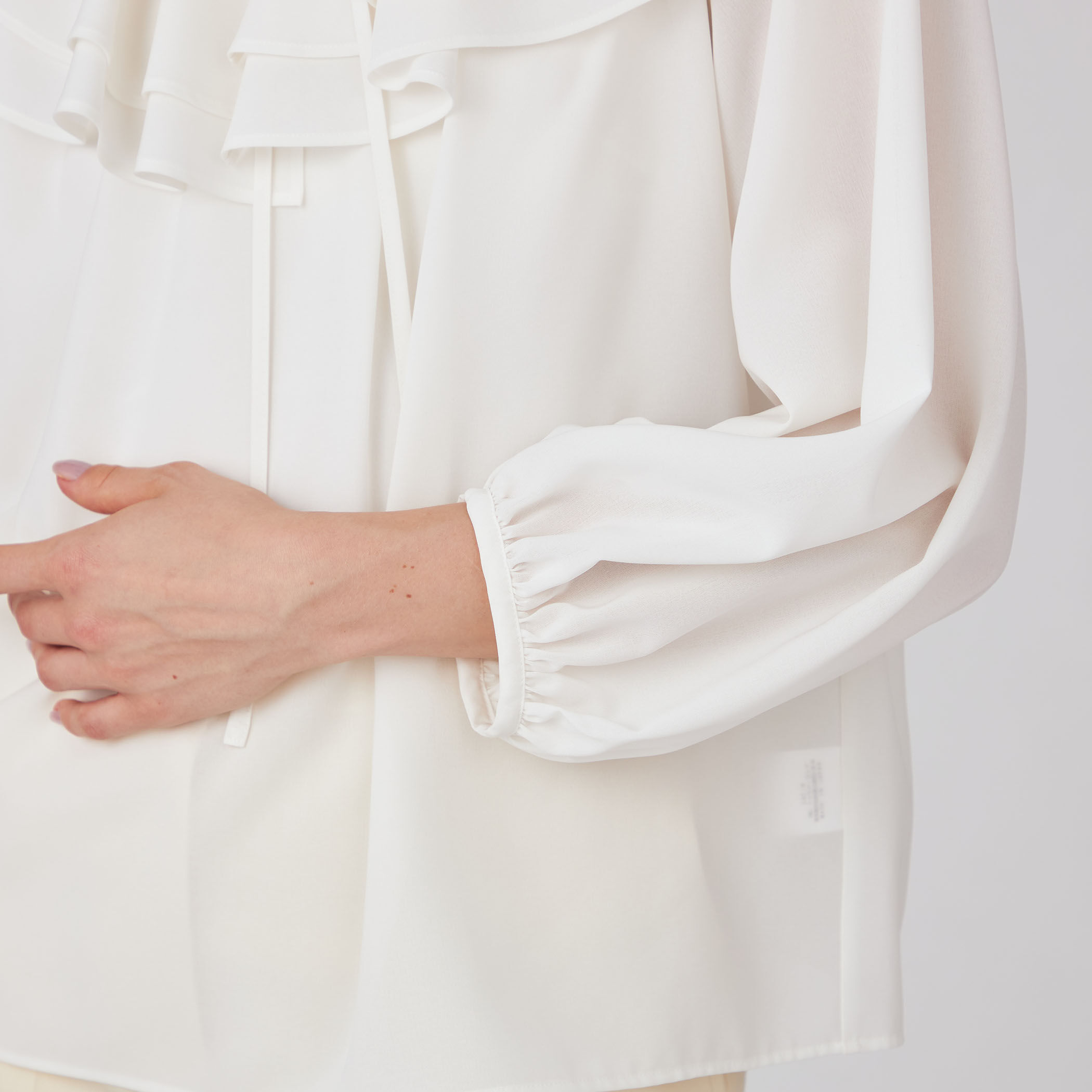 トゥモローランドコレクション 未使用品 モールスキン ラッフルカラーブラウス 黒 セール】 ルミエールモールスキン ラッフルカラーブラウス