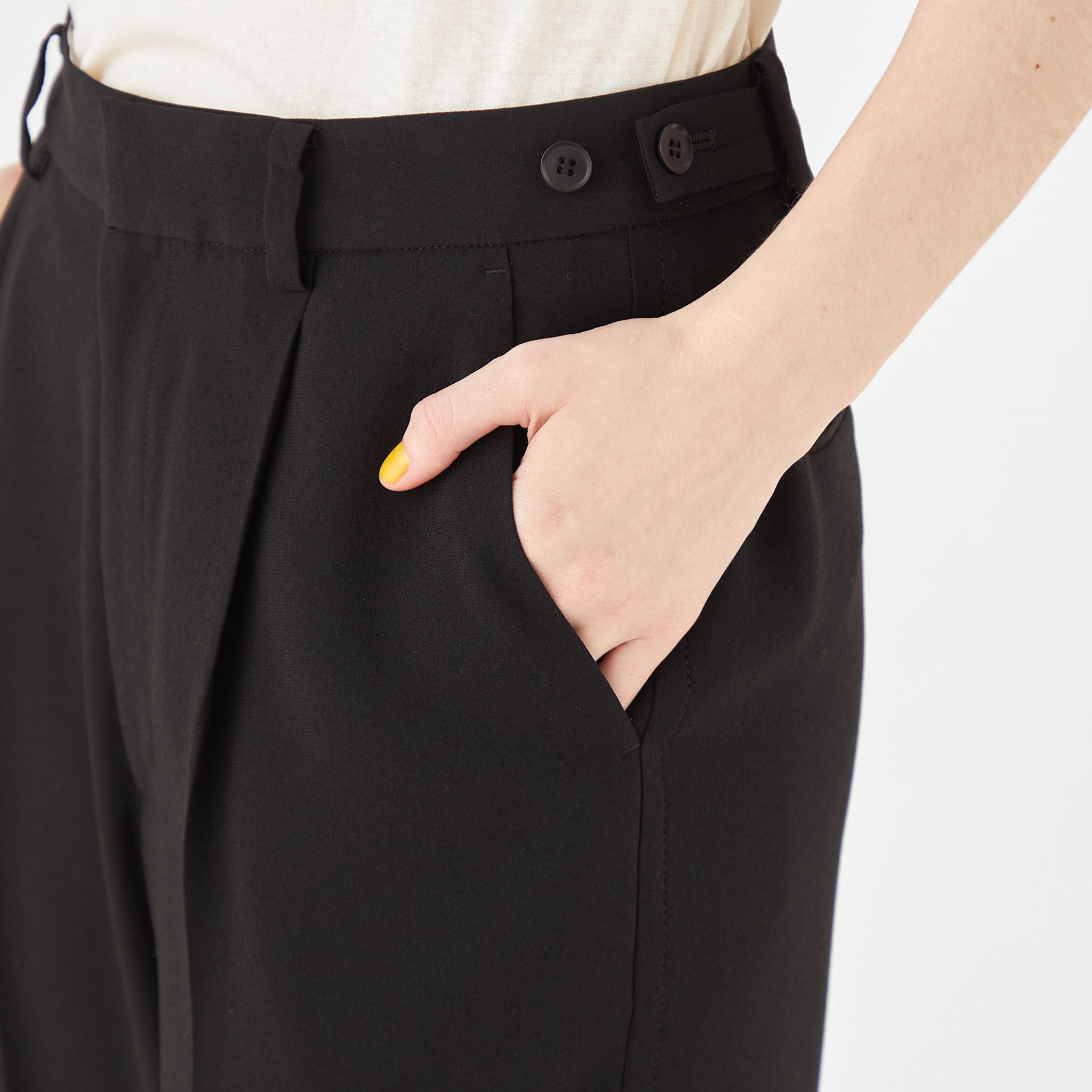 バックサテンジョーゼット タックテーパードパンツ