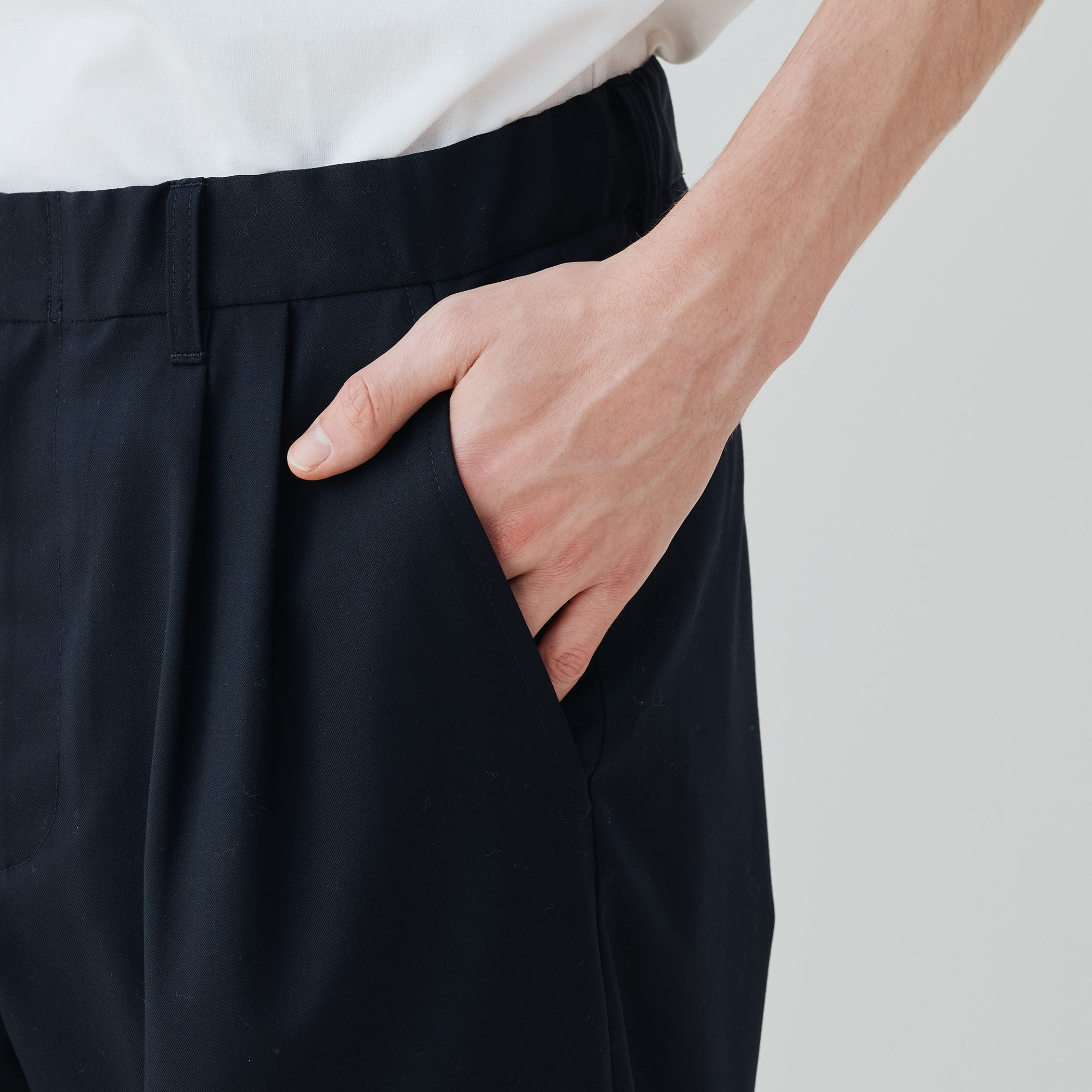 新品！GALERIE VIE MEN タックパンツ チャコールグレー ウォッシャブルギャバジン タックパンツ｜トゥモローランド 公式通販