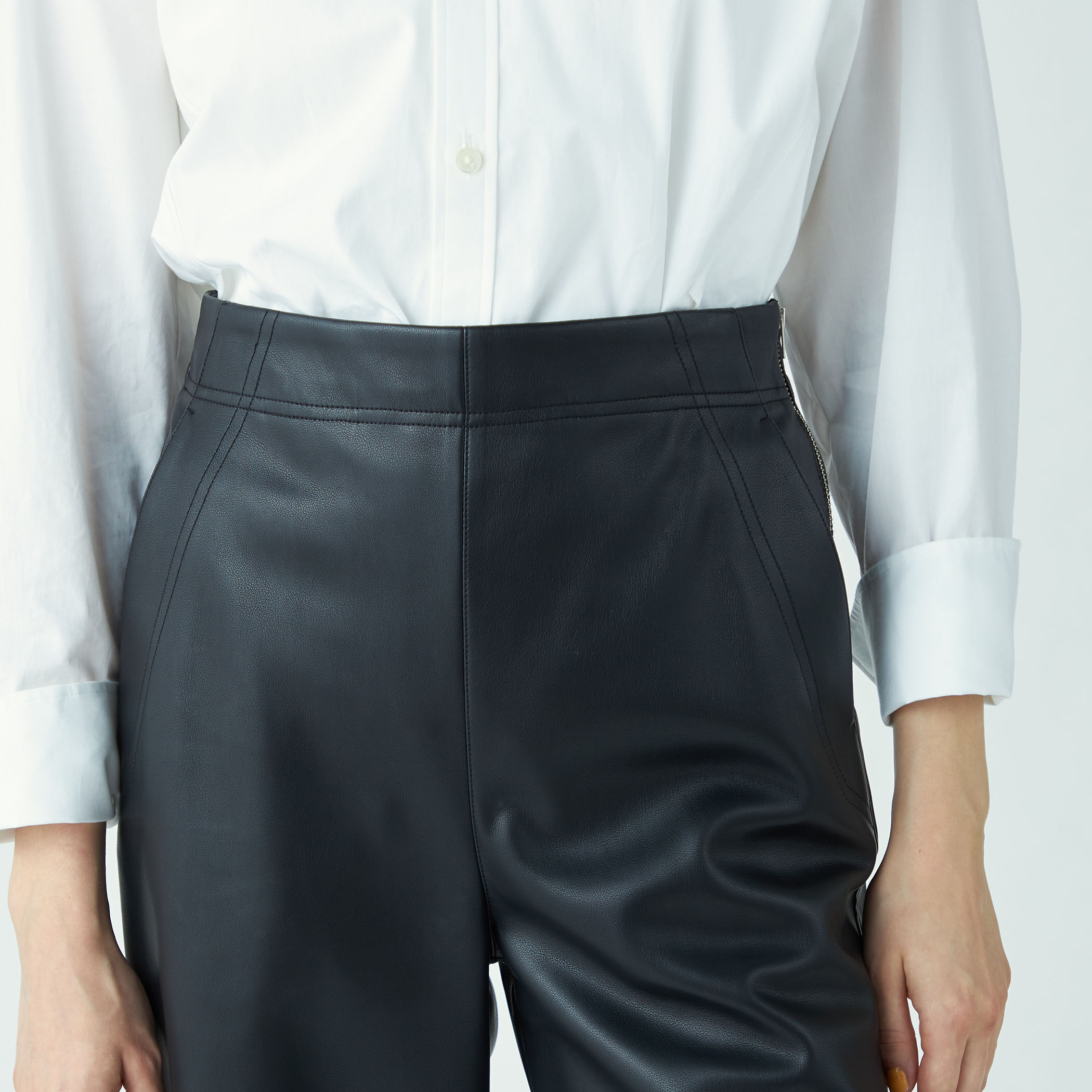 レザーライク ワイドフレアパンツ｜トゥモローランド 公式通販