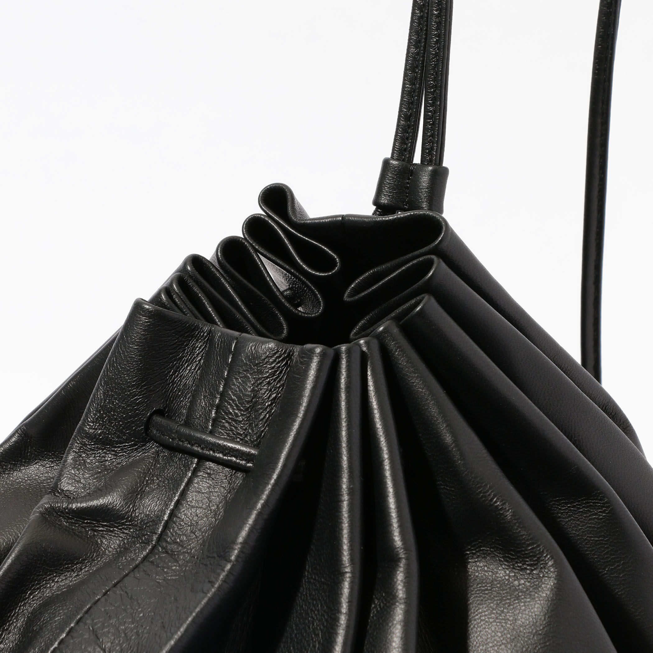 MODERN WEAVING PLEATED SOFT CYLIDER ショルダーバッグ