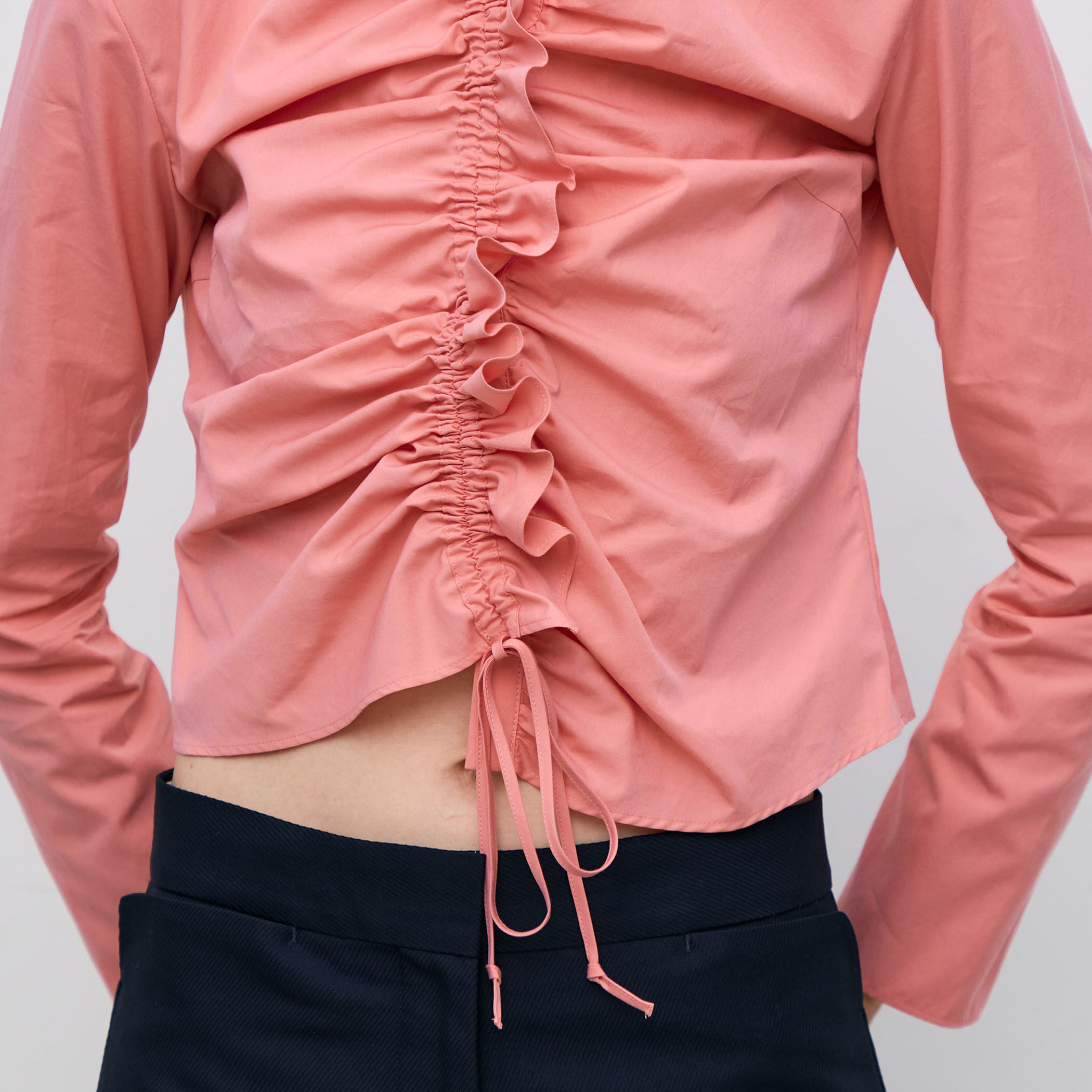 コットンタイプライター ギャザードブラウス｜トゥモローランド