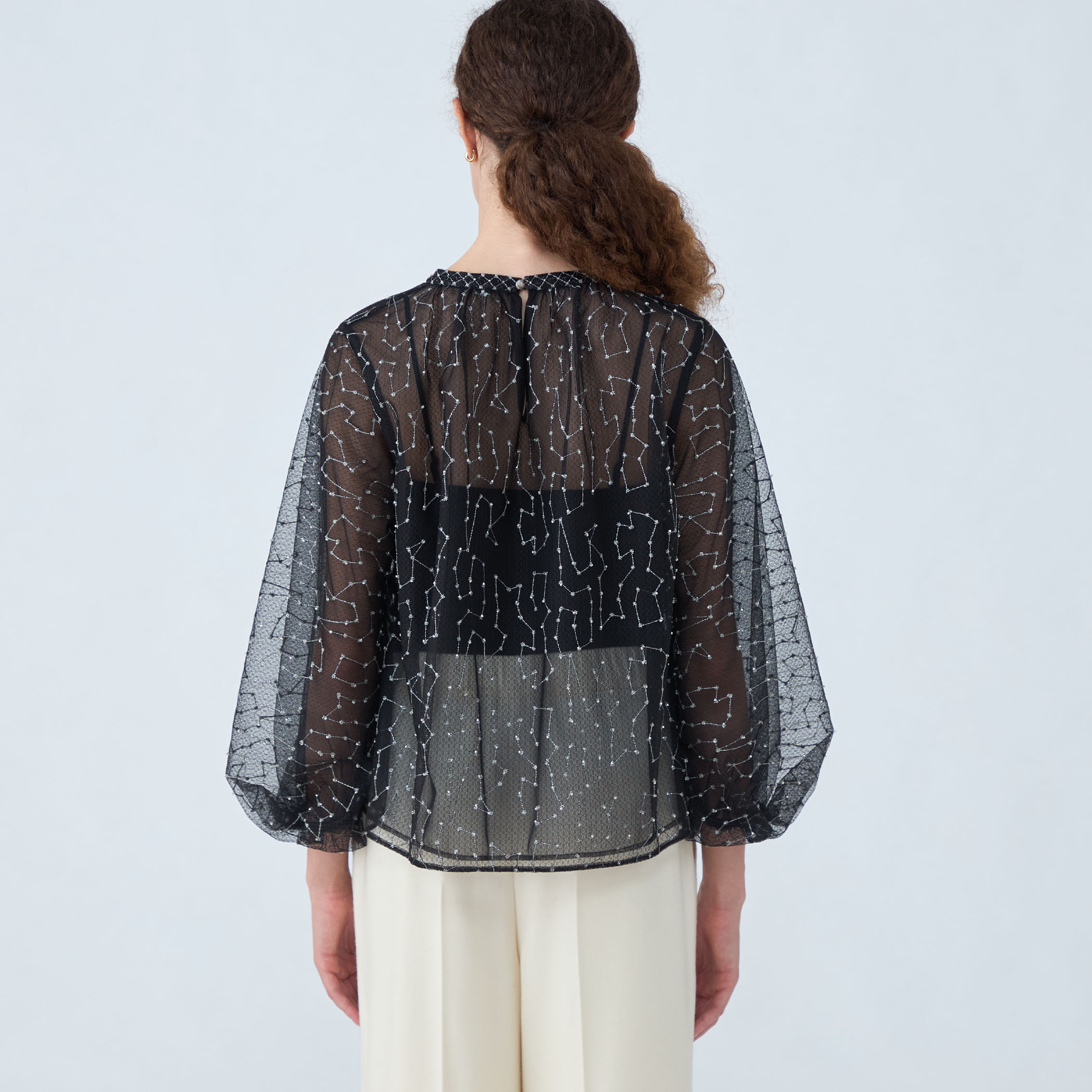 BALLSEY黒ニット×白シャツト サハラボールドロゴクラシックニット：女性用