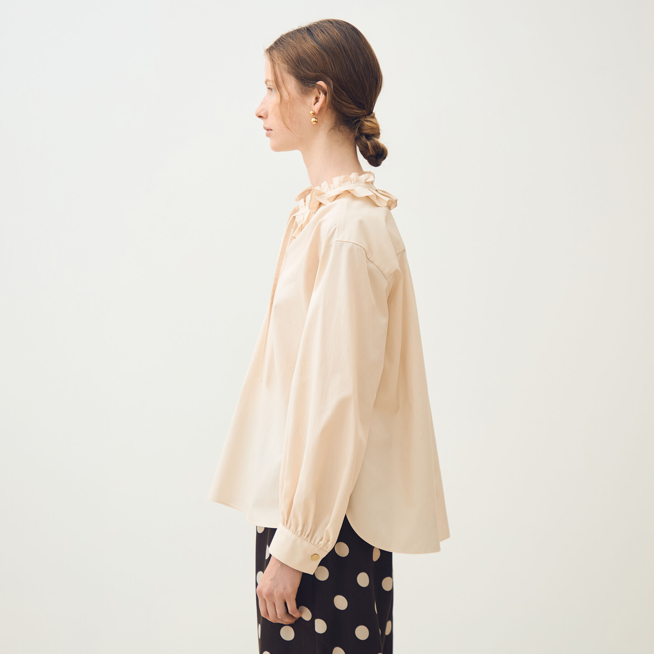 ライトモールスキン ラッフルブラウス｜トゥモローランド 公式通販