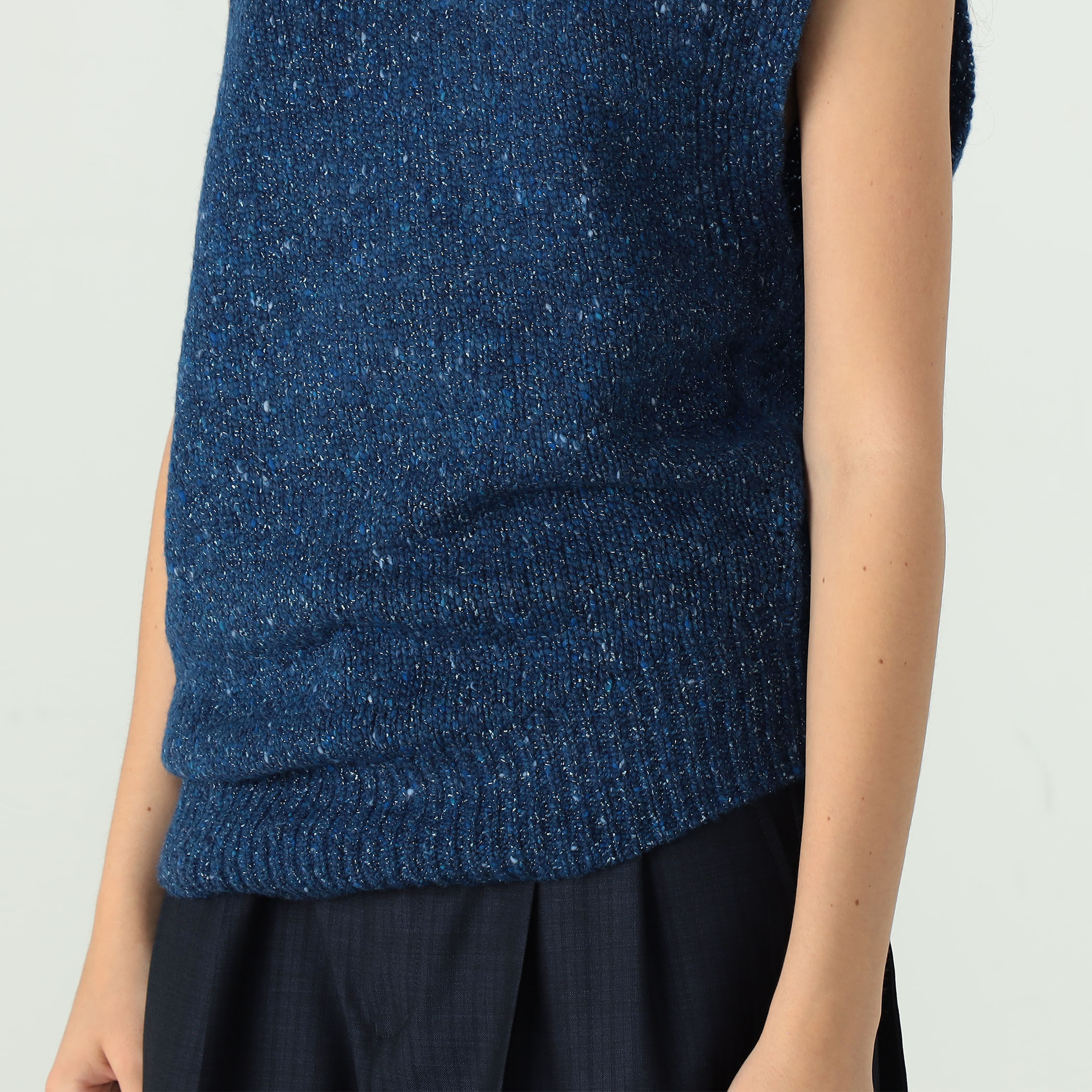 TB TOMORROWLAND .B トゥモローランド ビー 24AW ラメストライプ アシンメトリックタックドレープブラウス 48-01-44-01003 グレー F ウールカシミヤラメ アシンメトリックプルオーバー｜トゥモローランド