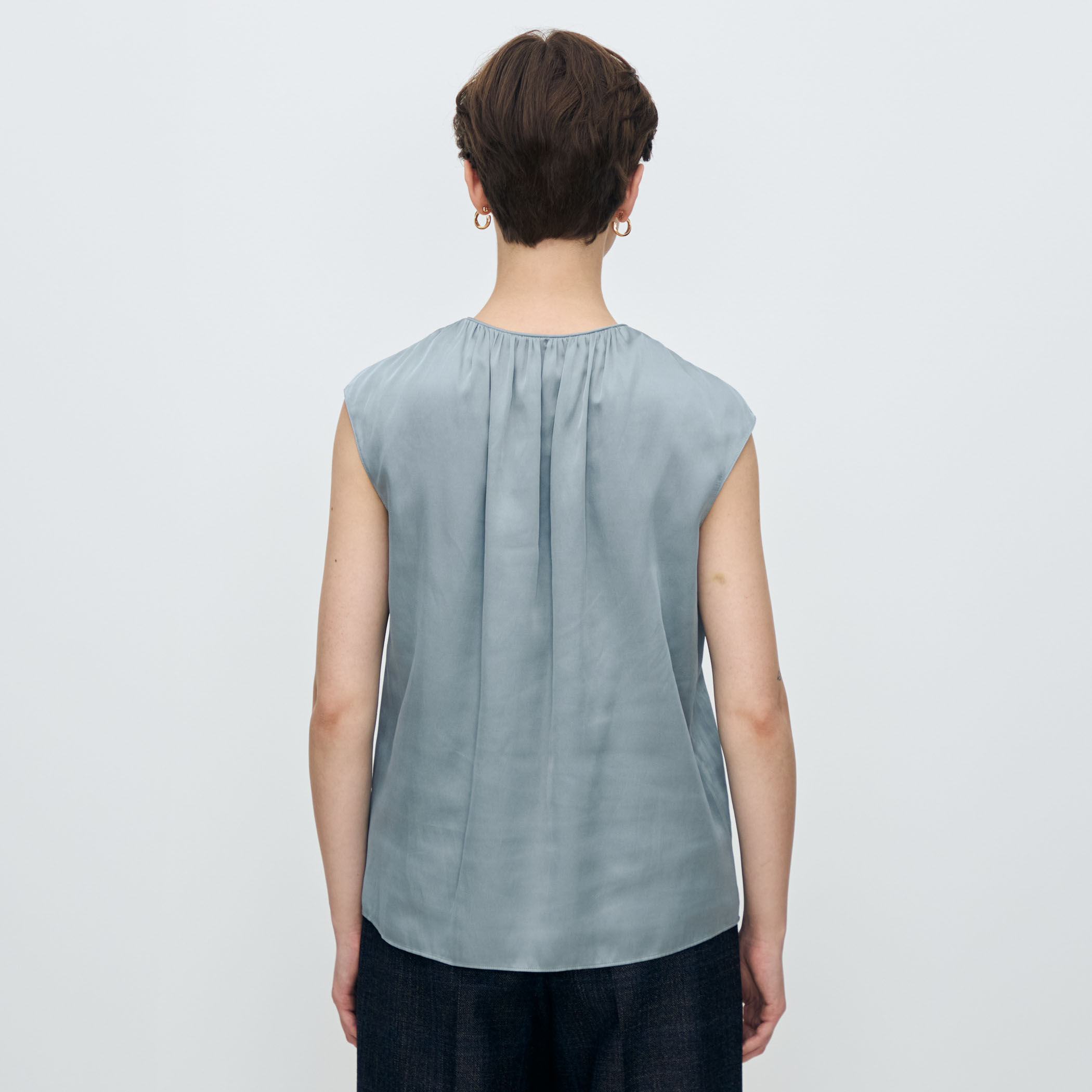 シャイニーシャンブレー スリーブレレスブラウス｜トゥモローランド