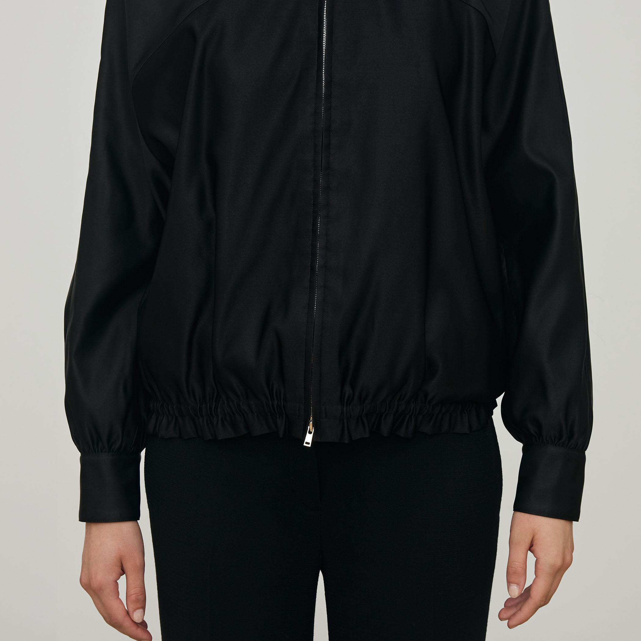 トリアセテートシルクサテン ジップアップブルゾン｜トゥモローランド