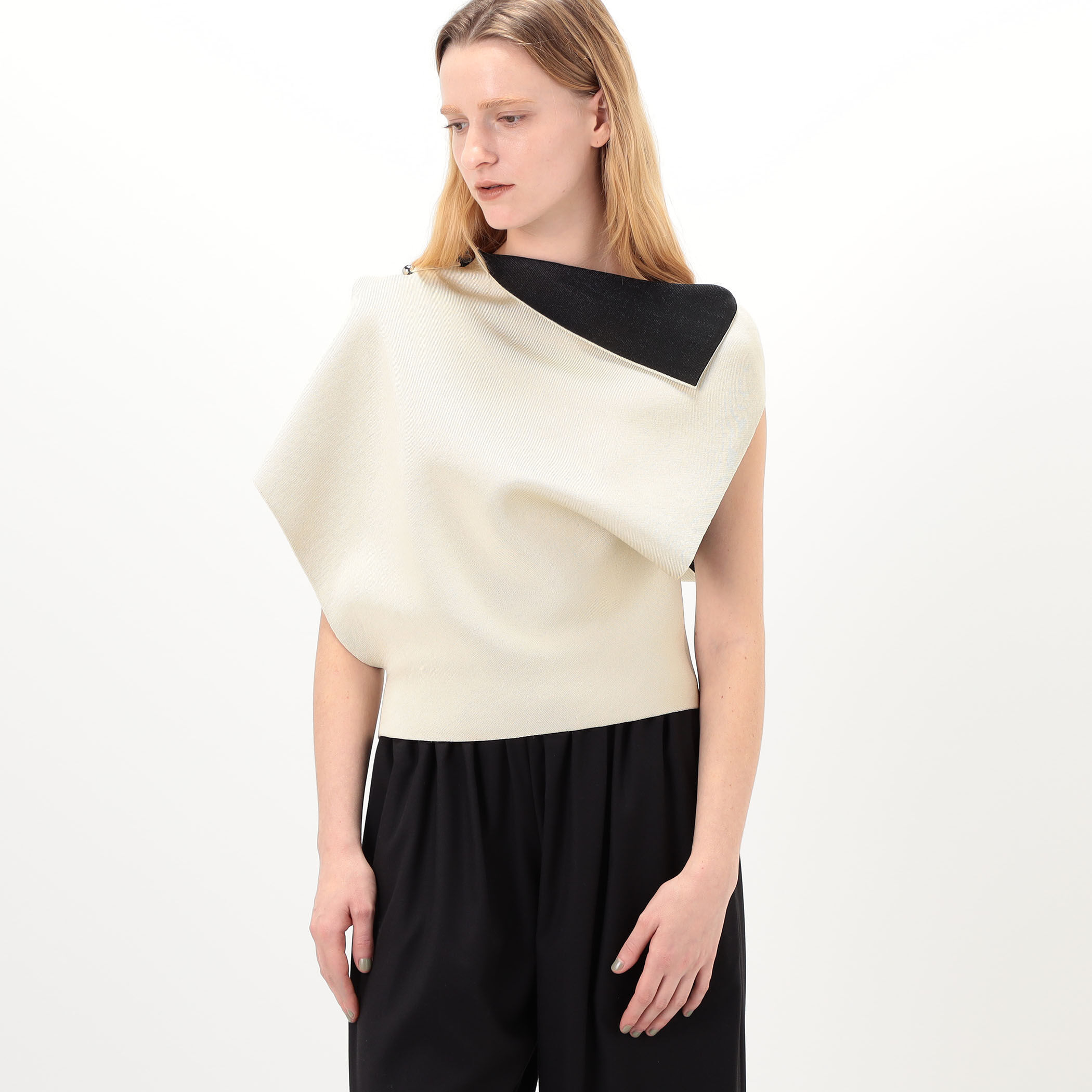 JACQUEMUS LA MAILLE TRAPEZE アシメトリートップ｜トゥモローランド