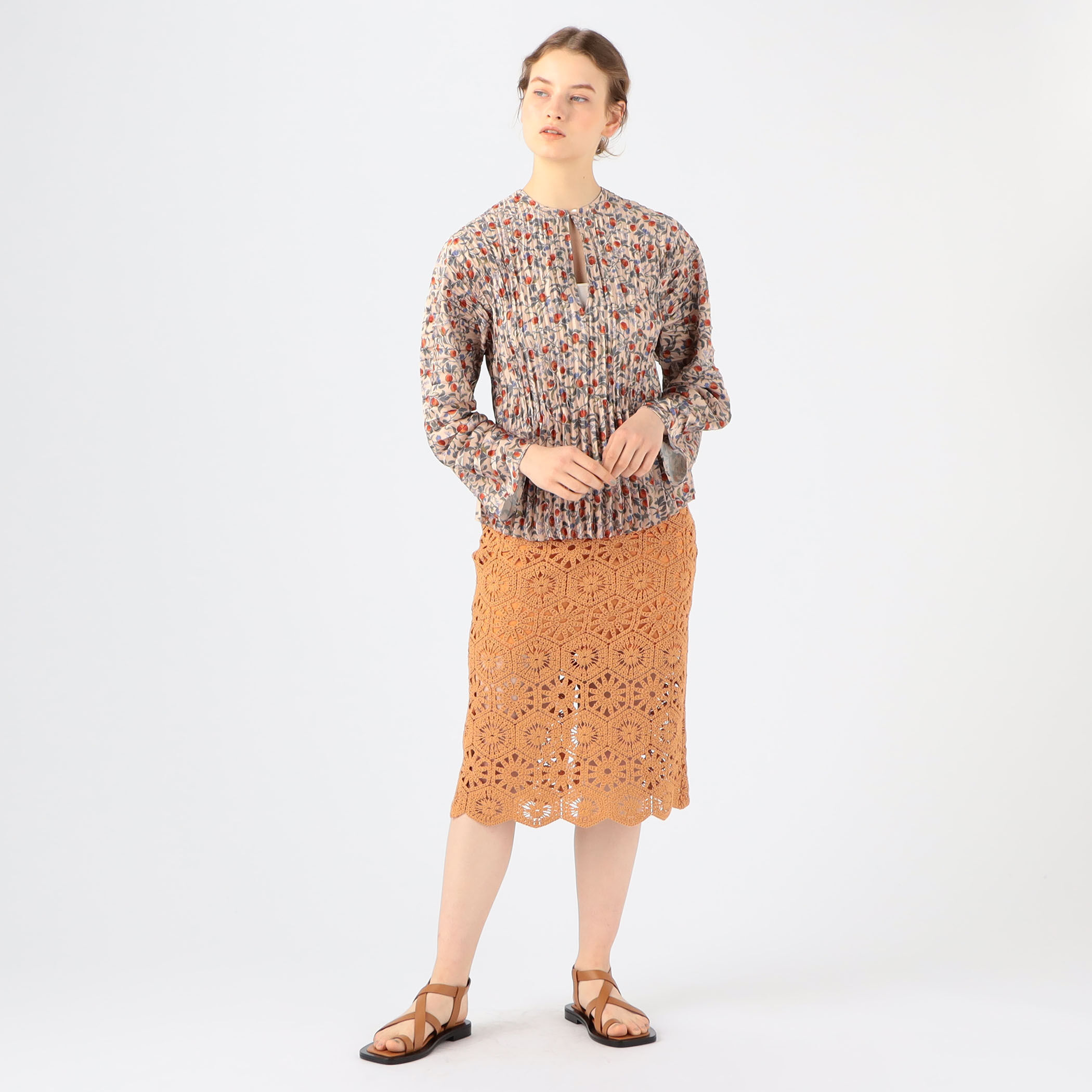 新品　近年　VINCE　ポリエステル アコーディオンプリーツ プリントブラウス VINCE ポリエステル アコーディオンプリーツ プリントブラウス