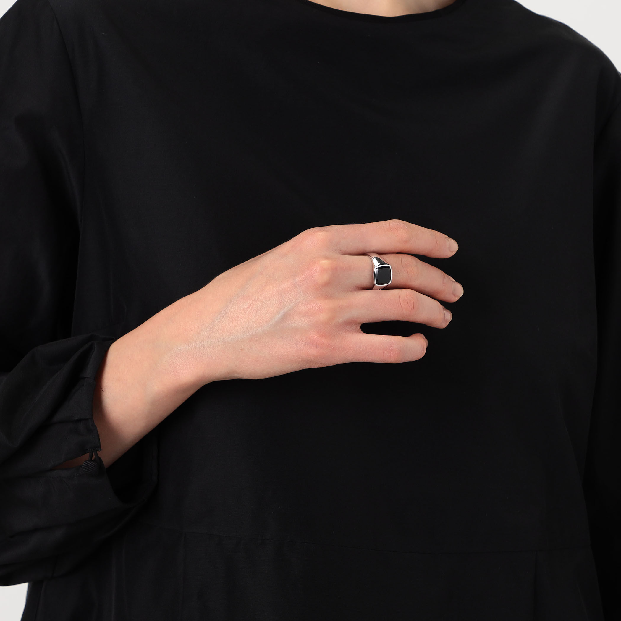 TOM WOOD Kay Ring Polished Onyx シグネットリング｜トゥモローランド