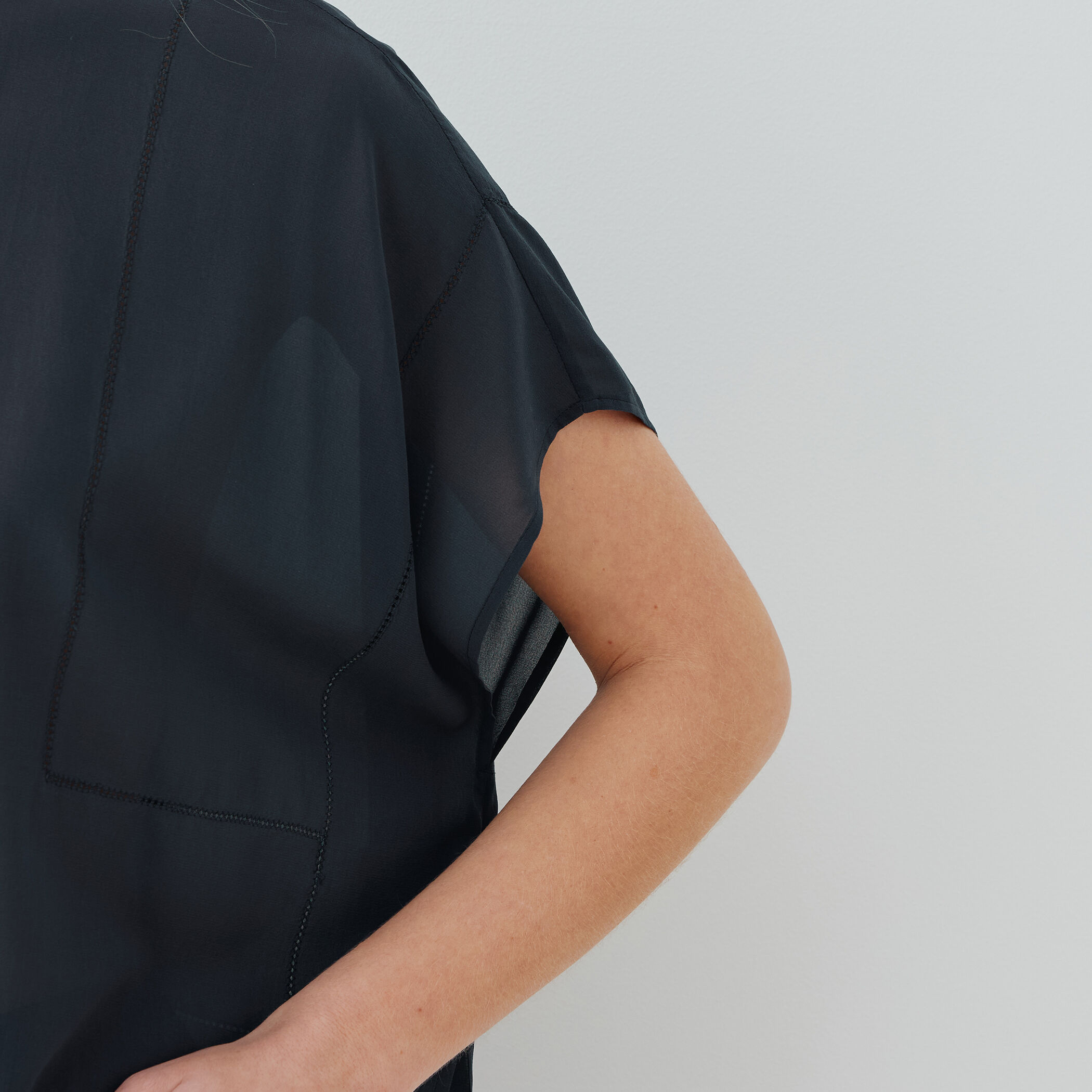 ライトシルクストレッチ スタンドネックボックスシャツ