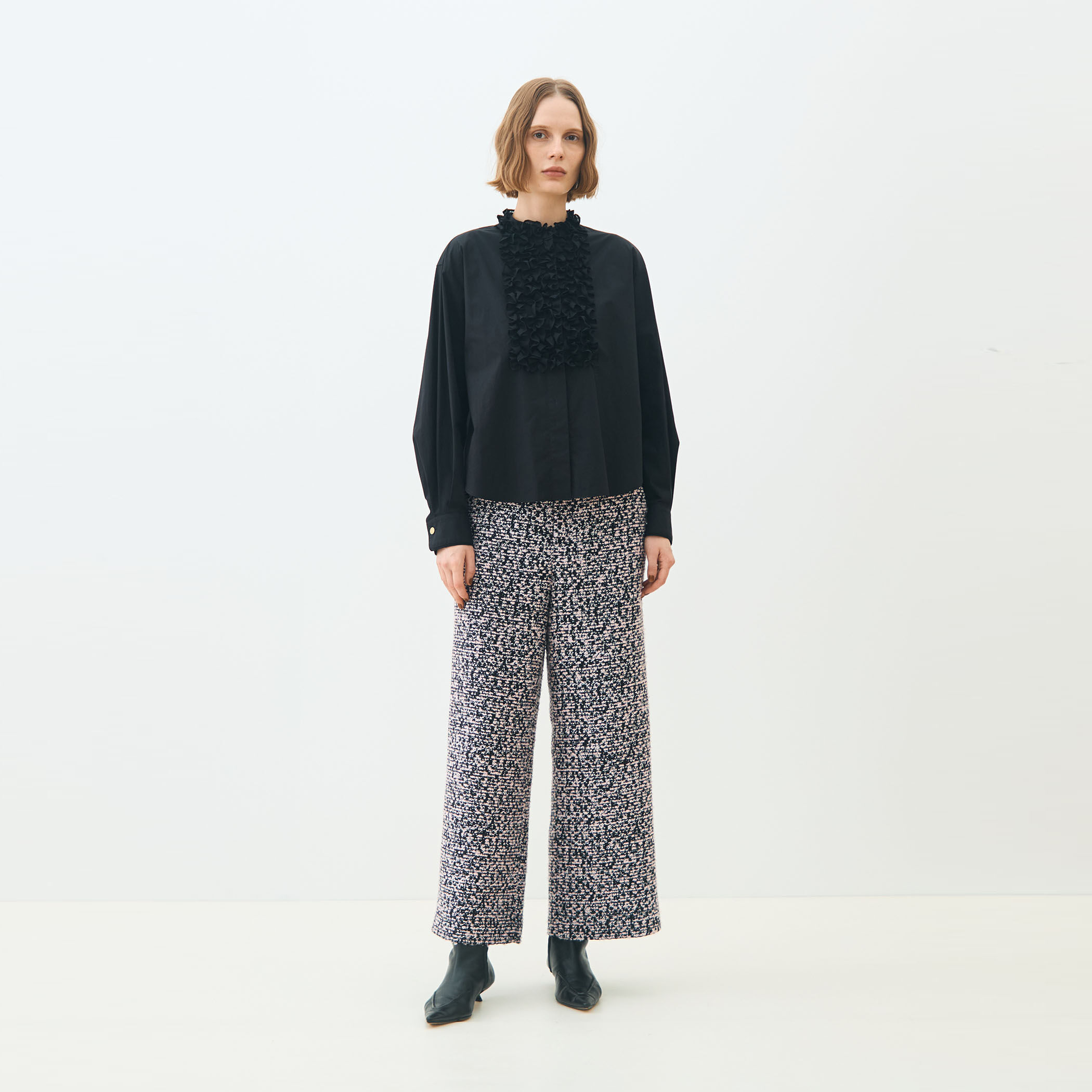 ブラックコンビネーション ラッフルブラウス｜トゥモローランド 公式通販