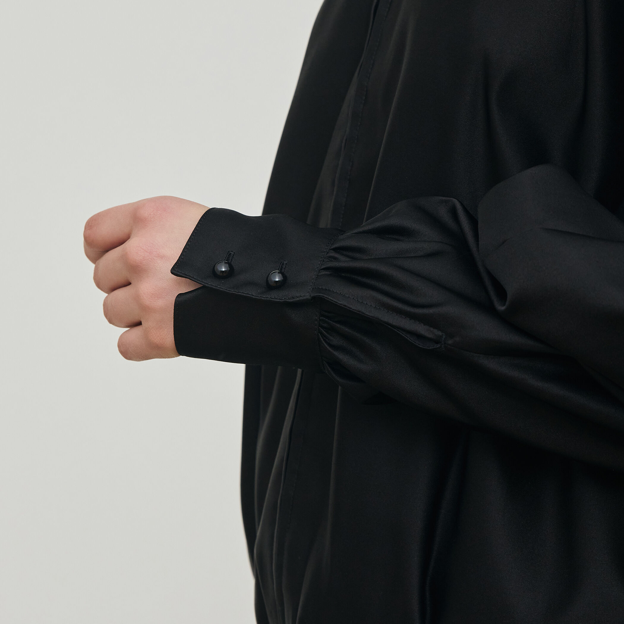 トリアセテートシルクサテン ジップアップブルゾン｜トゥモローランド