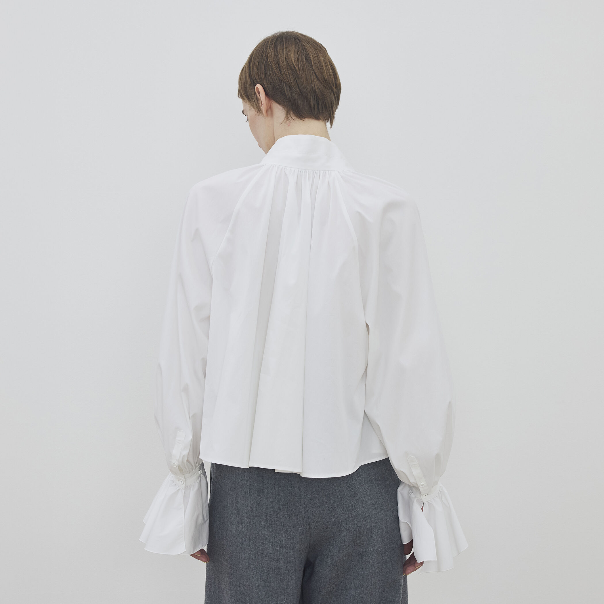 WEB先行予約】コットンストレッチポプリン ハイネックギャザーブラウス