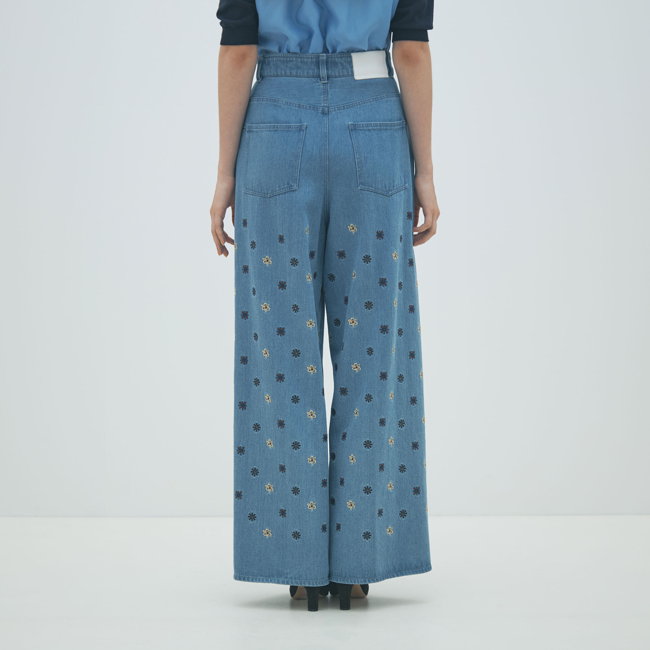 ボタニカルエンブロイダリーデニム タックワイドパンツ